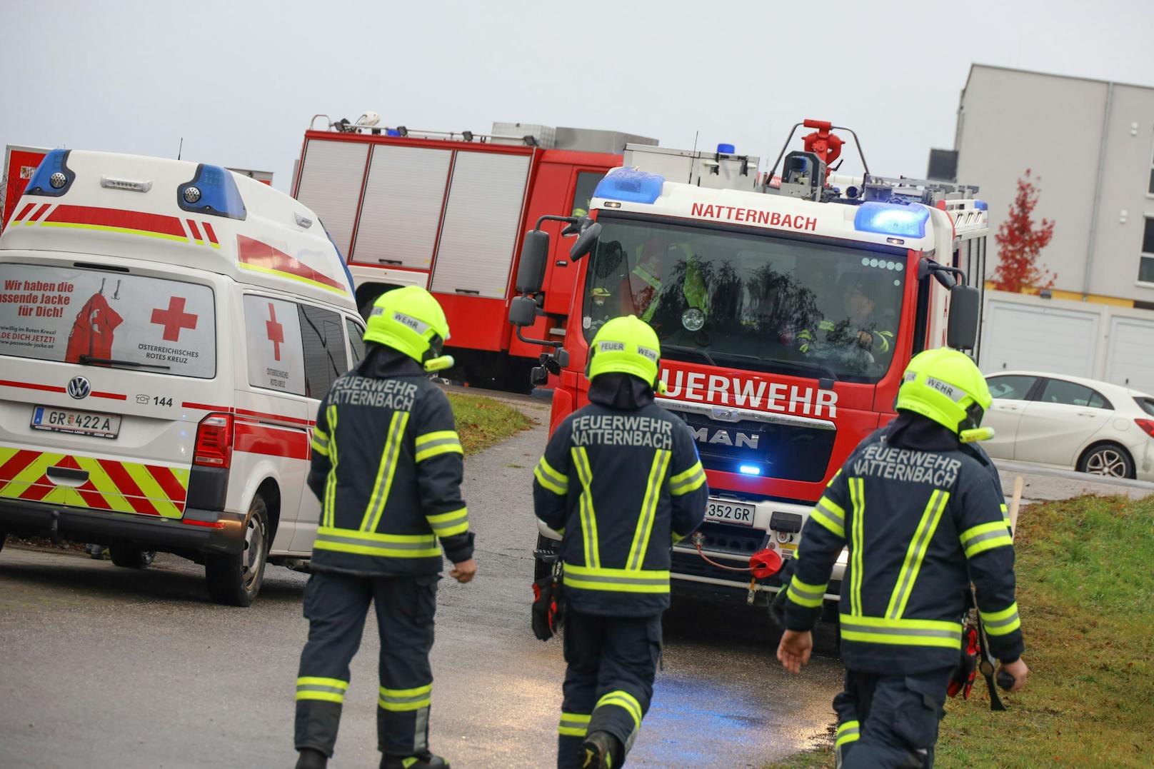 Nachdem ein Mann in Natternbach Stimmen aus dem Gully seiner Dusche gehört hat, startete die Feuerwehr einen Großeinsatz.