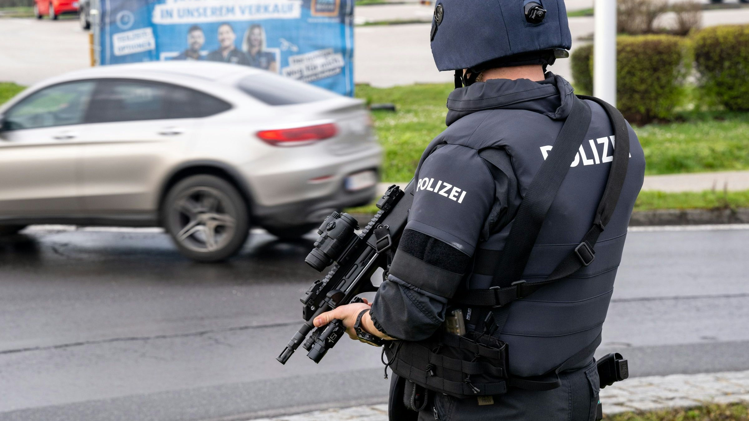 Durch die LPD Tirol wurde eine Alarmfahndung ausgelöst in welche alle verfügbaren Streifen des Bezirkes Innsbruck Land, des LKA, der Cobra und der SIG eingebunden waren. 