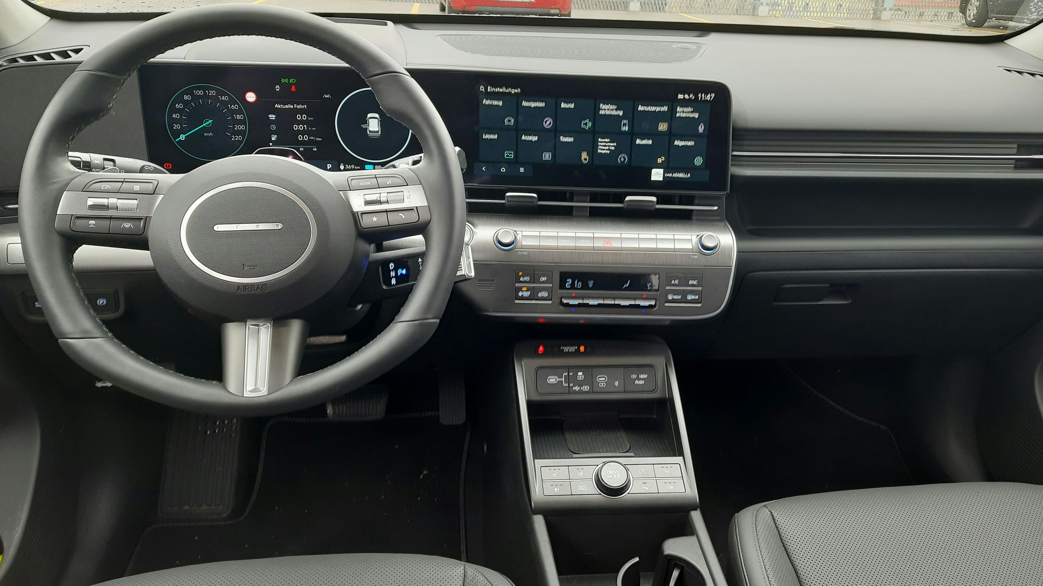 Schwarze Klavierlackapplikationen, die regelrechte Staubfänger in jedem Innenraum sind, haben die Designer weggelassen. Stattdessen findet man gebürstetes Aluminium – oder zumindest die Imitation davon.