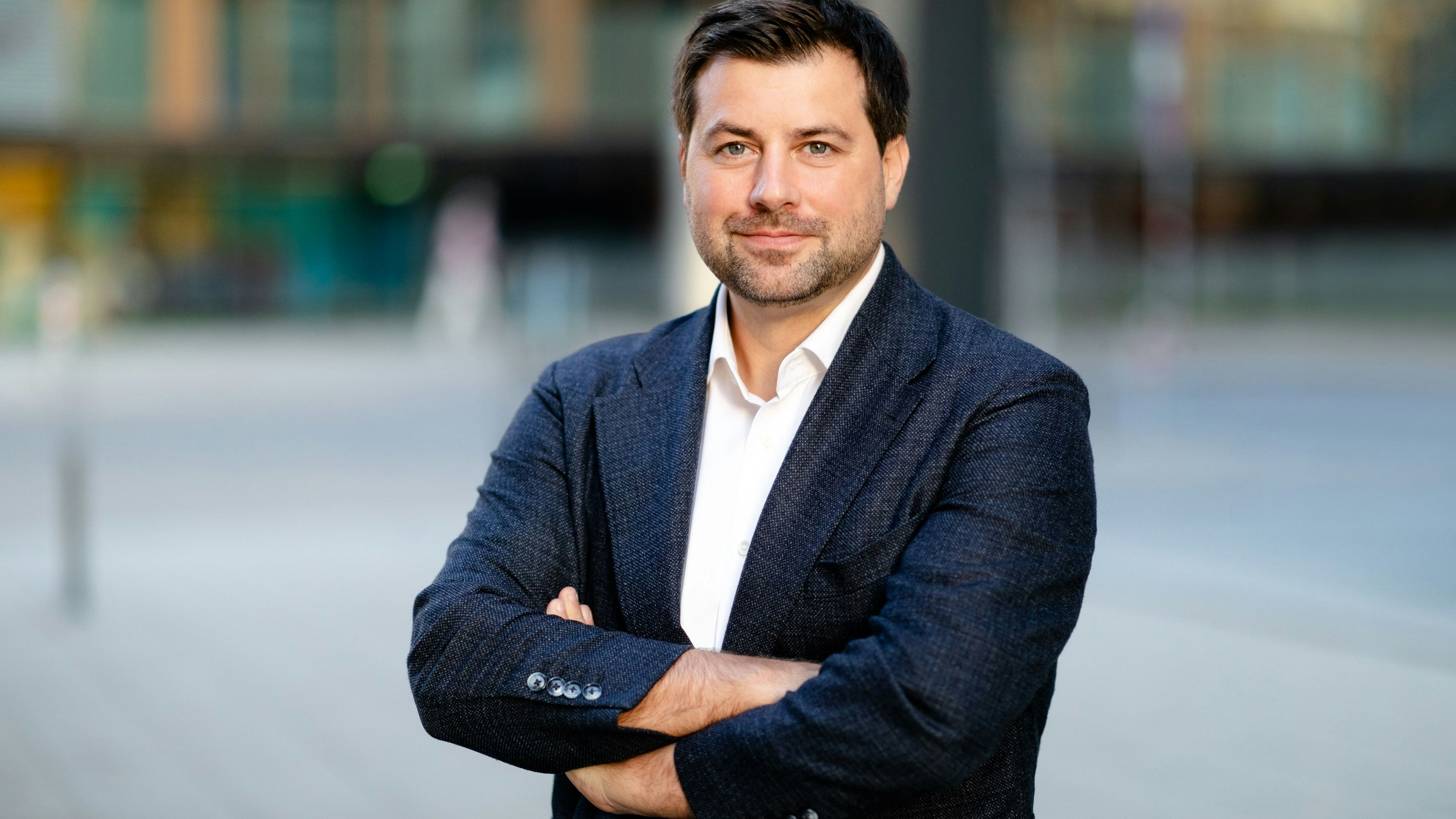 UNOS-Bundessprecher Michael Bernhard fordert die Abschaffung des antiquierten Urlaubs- und Weihnachtsgeldes. 