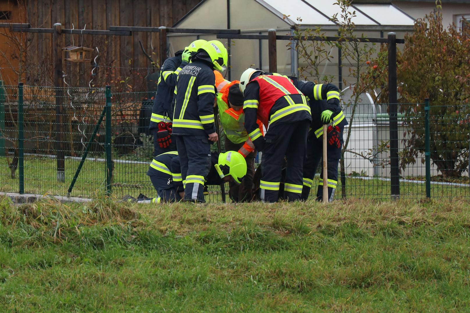 Nachdem ein Mann in Natternbach Stimmen aus dem Gully seiner Dusche gehört hat, startete die Feuerwehr einen Großeinsatz.