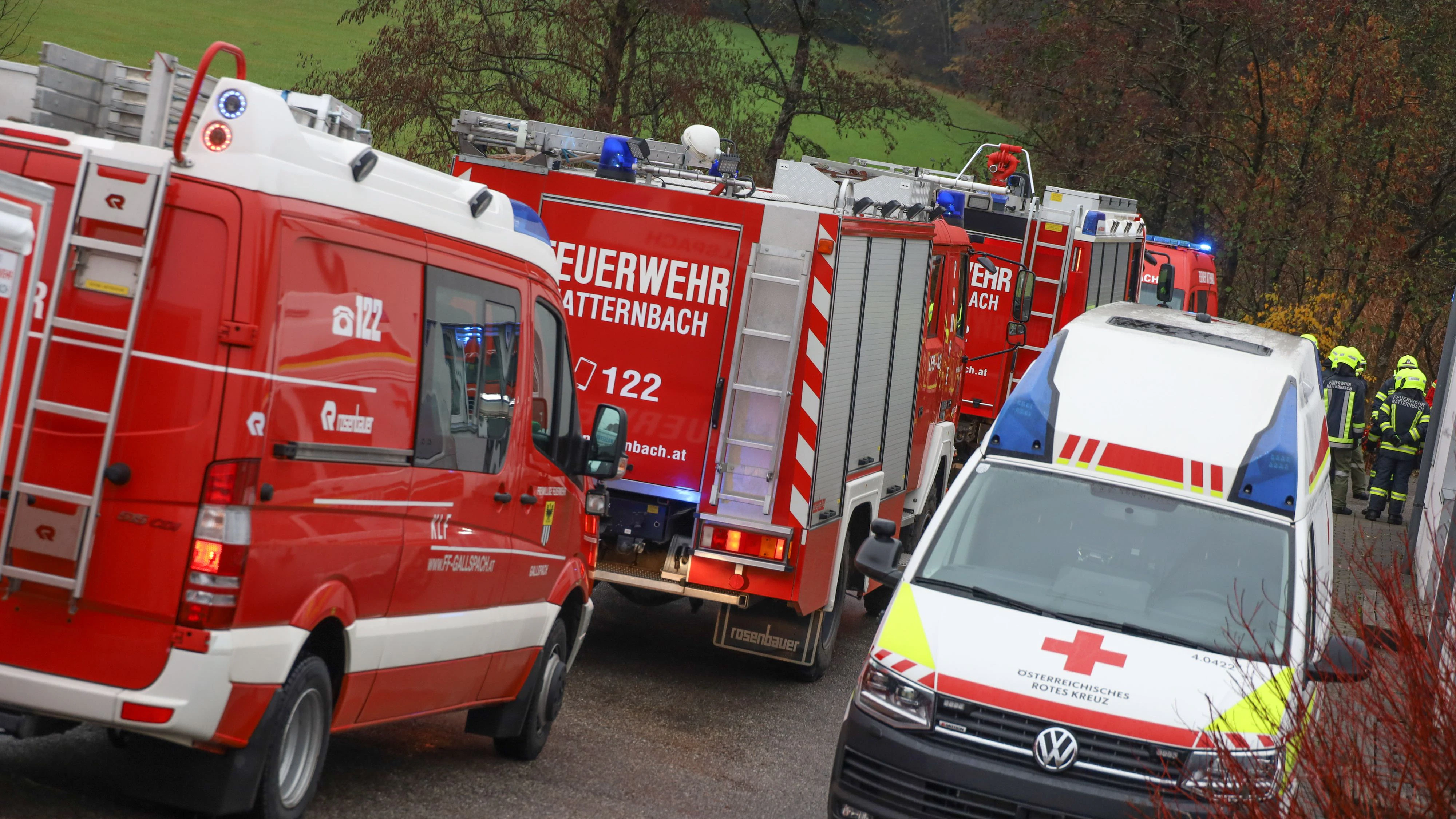 Nachdem ein Mann in Natternbach Stimmen aus dem Gully seiner Dusche gehört hat, startete die Feuerwehr einen Großeinsatz.