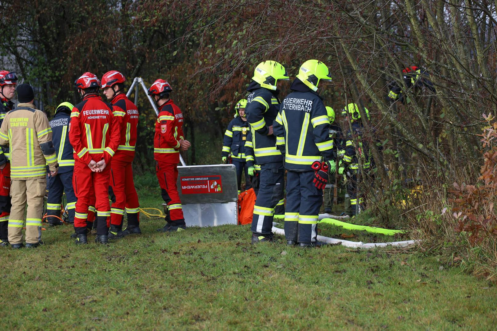 Nachdem ein Mann in Natternbach Stimmen aus dem Gully seiner Dusche gehört hat, startete die Feuerwehr einen Großeinsatz.