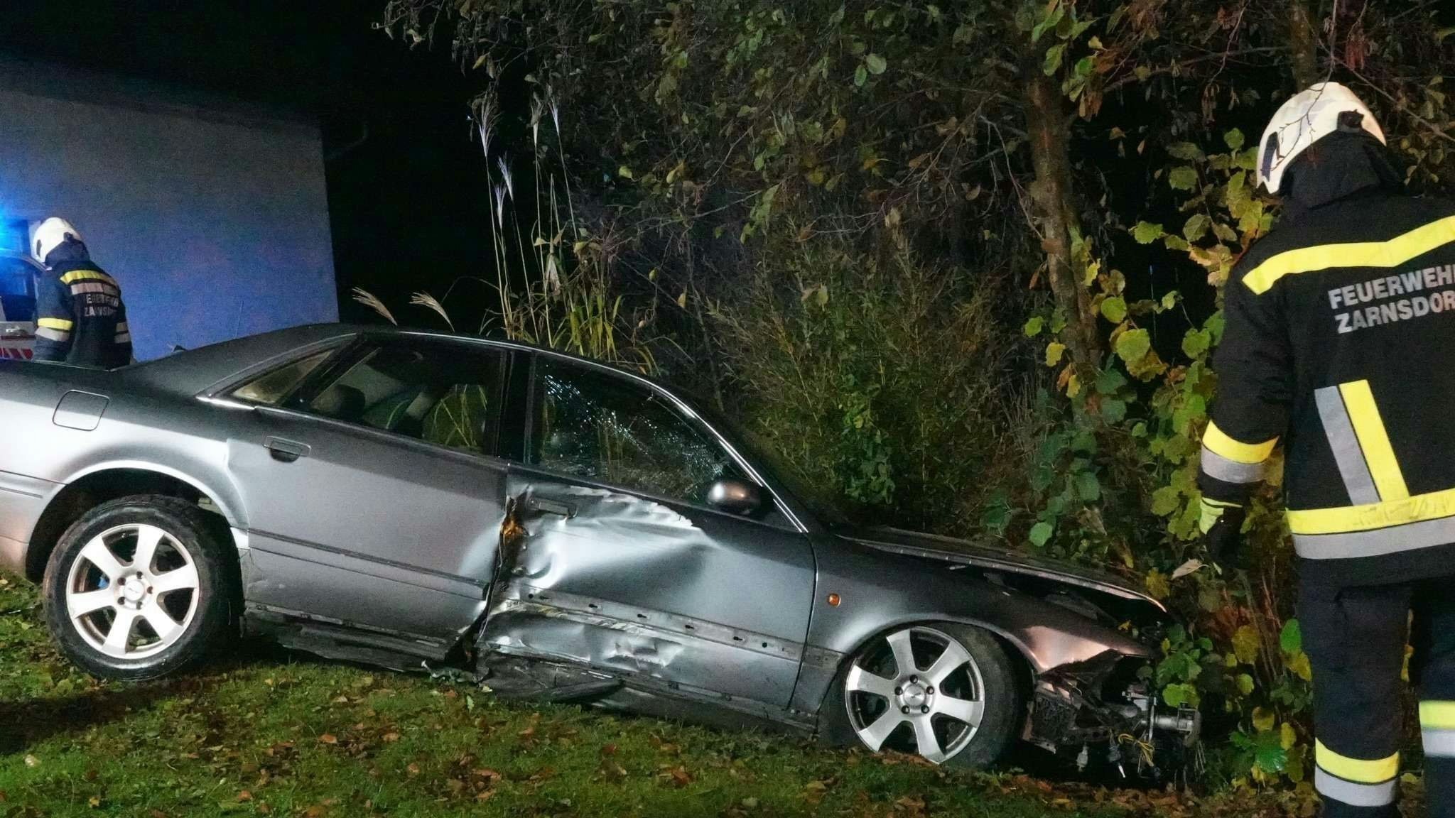 Der Wagen kam in einem Bachbett zum Stillstand.