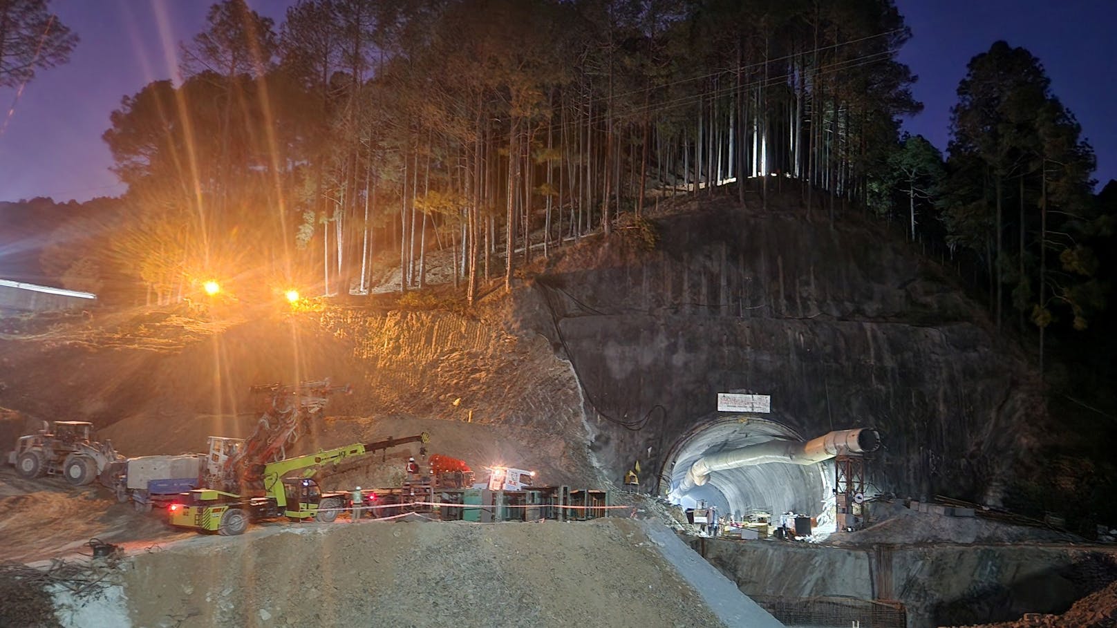 41 Arbeiter drohen in eingestürztem Tunnel zu sterben
