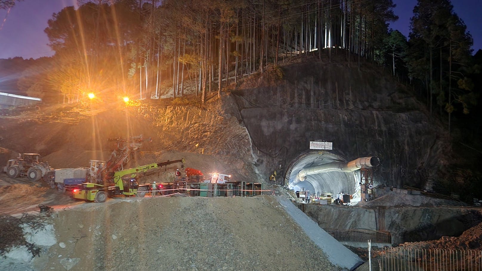 41 Arbeiter drohen in eingestürztem Tunnel zu sterben