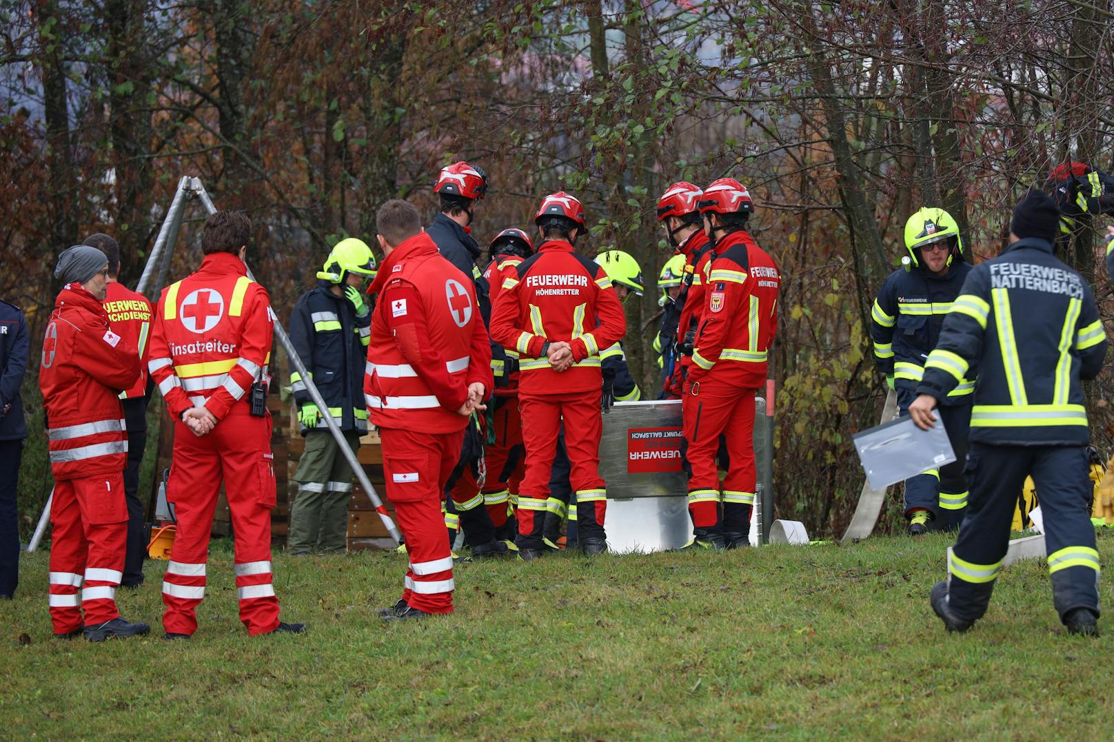 Nachdem ein Mann in Natternbach Stimmen aus dem Gully seiner Dusche gehört hat, startete die Feuerwehr einen Großeinsatz.