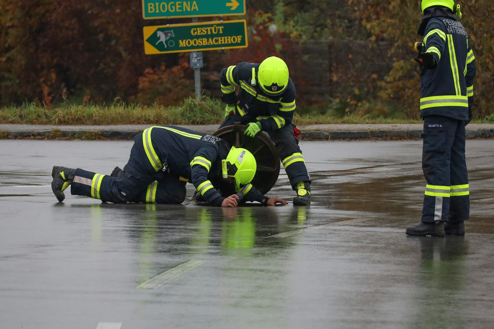 Nachdem ein Mann in Natternbach Stimmen aus dem Gully seiner Dusche gehört hat, startete die Feuerwehr einen Großeinsatz.