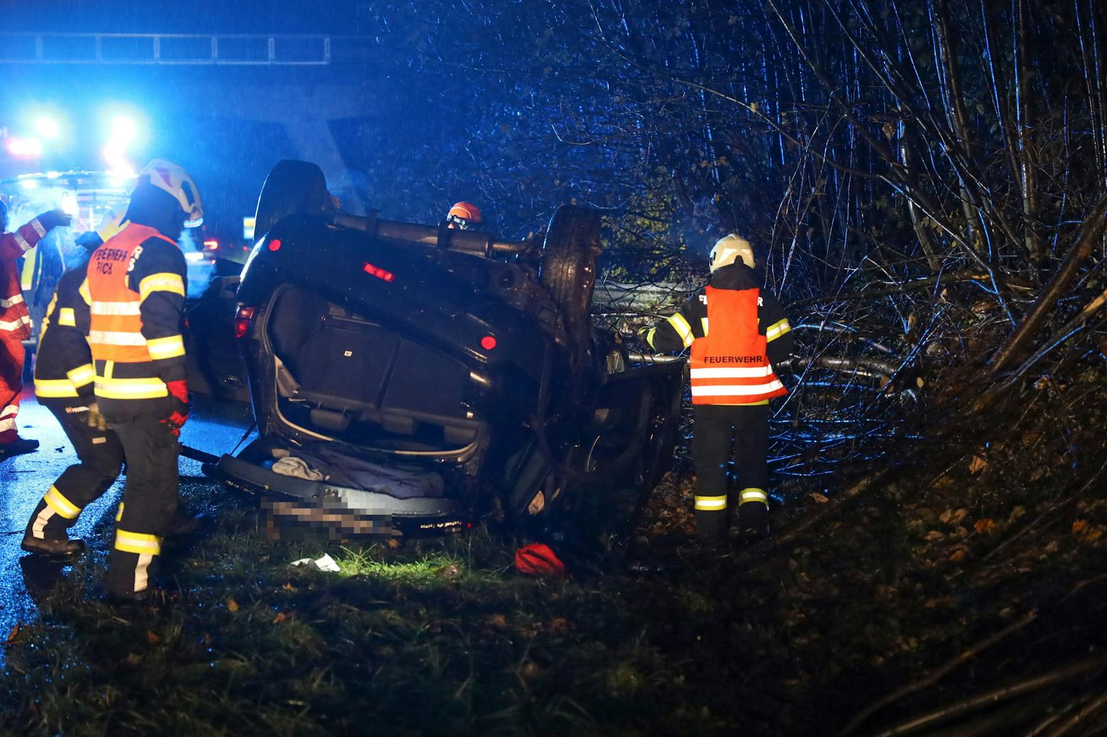Ein Auto hat sich in der Nacht auf Sonntag auf der A8 Innkreisautobahn bei Krenglbach (Bezirk Wels-Land) überschlagen und kam danach am Dach liegend zum Stillstand.