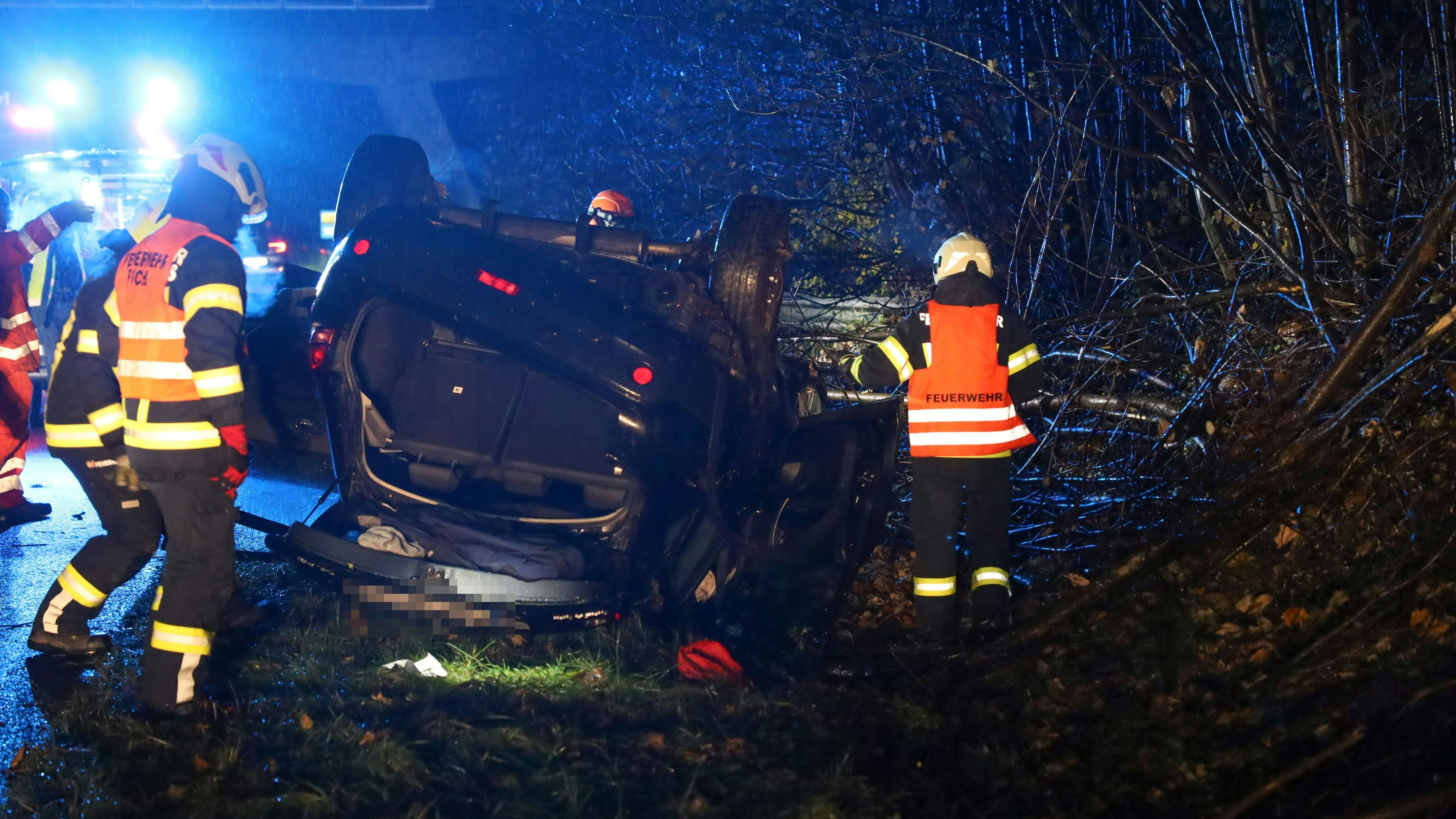 Ein Auto hat sich in der Nacht auf Sonntag auf der A8 Innkreisautobahn bei Krenglbach (Bezirk Wels-Land) überschlagen und kam danach am Dach liegend zum Stillstand.