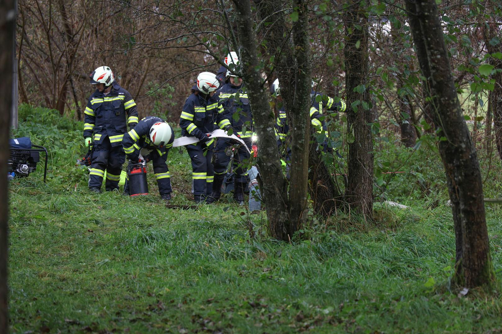 Nachdem ein Mann in Natternbach Stimmen aus dem Gully seiner Dusche gehört hat, startete die Feuerwehr einen Großeinsatz.