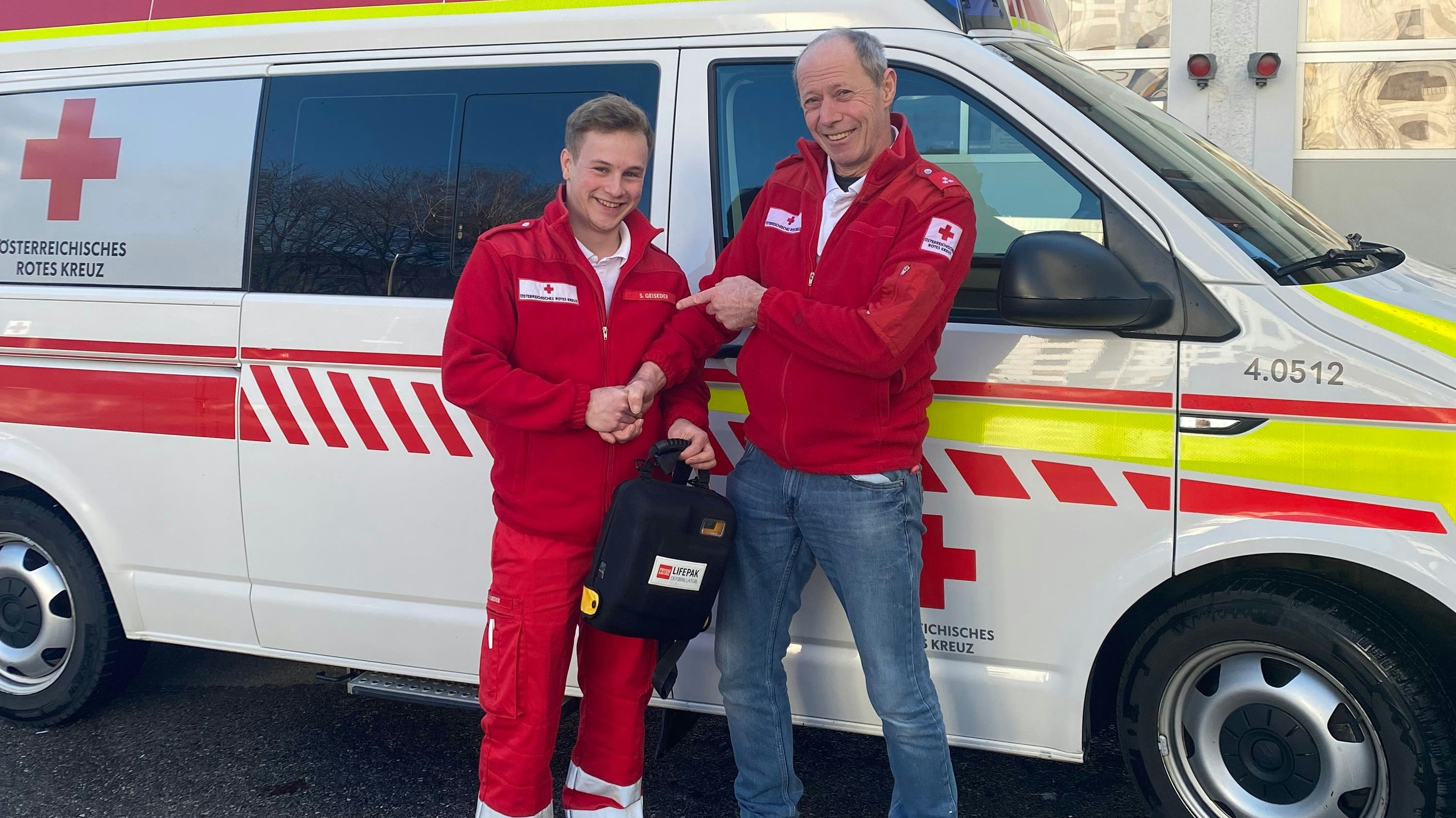 Können mittlerweile wieder lachen: Lebensretter Simon (li.) und Rotkreuz-Helfer Harald.