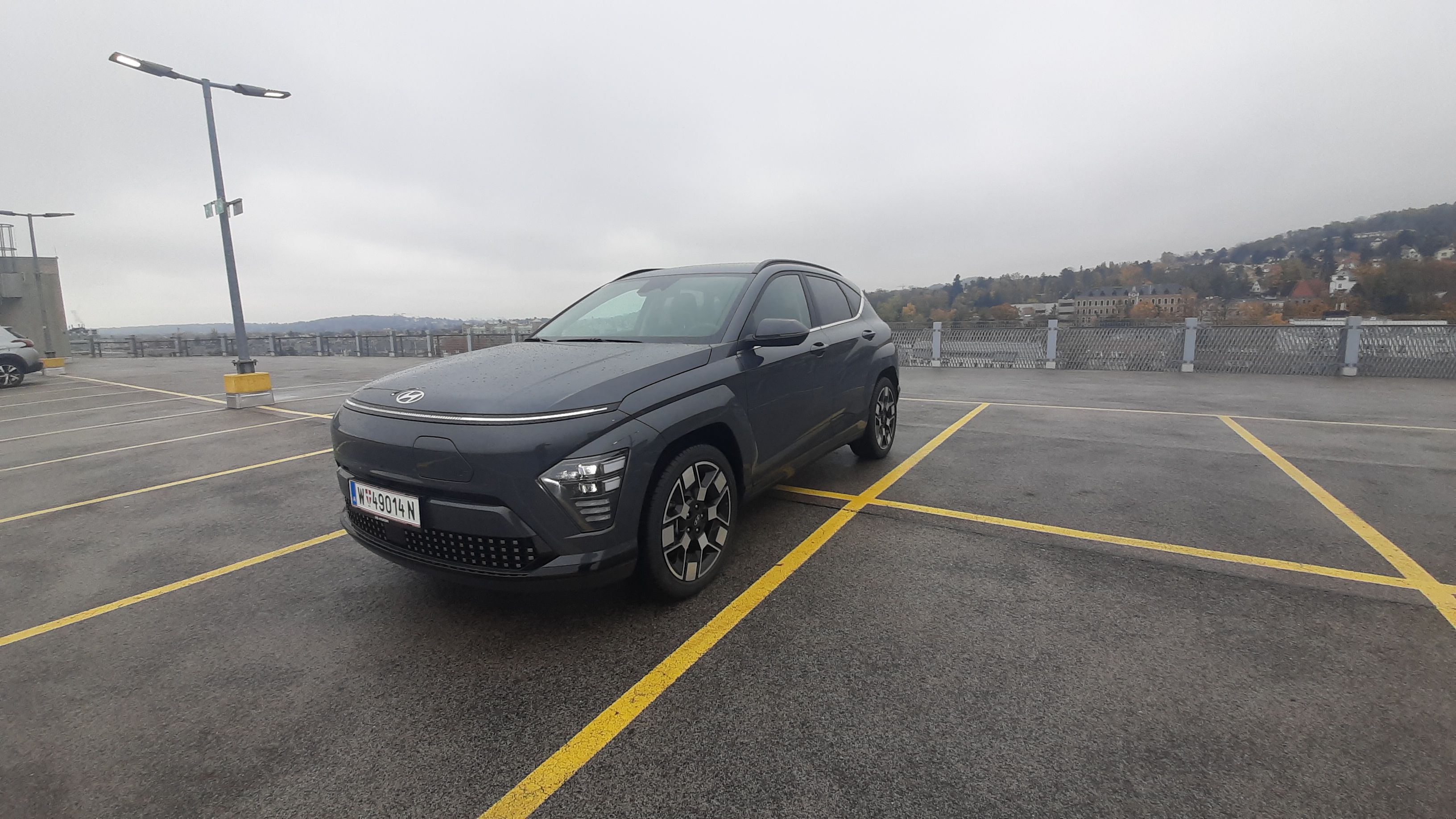 Scharfe Kanten, bullige Radkästen und ein futuristisches Design machen den Kona modern.