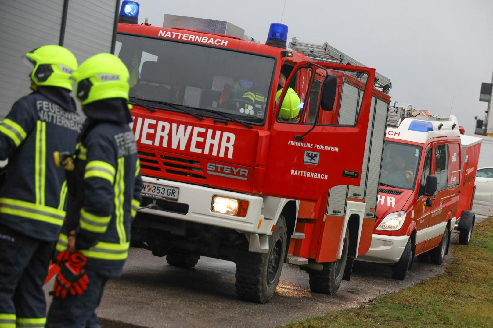Nachdem ein Mann in Natternbach Stimmen aus dem Gully seiner Dusche gehört hat, startete die Feuerwehr einen Großeinsatz.