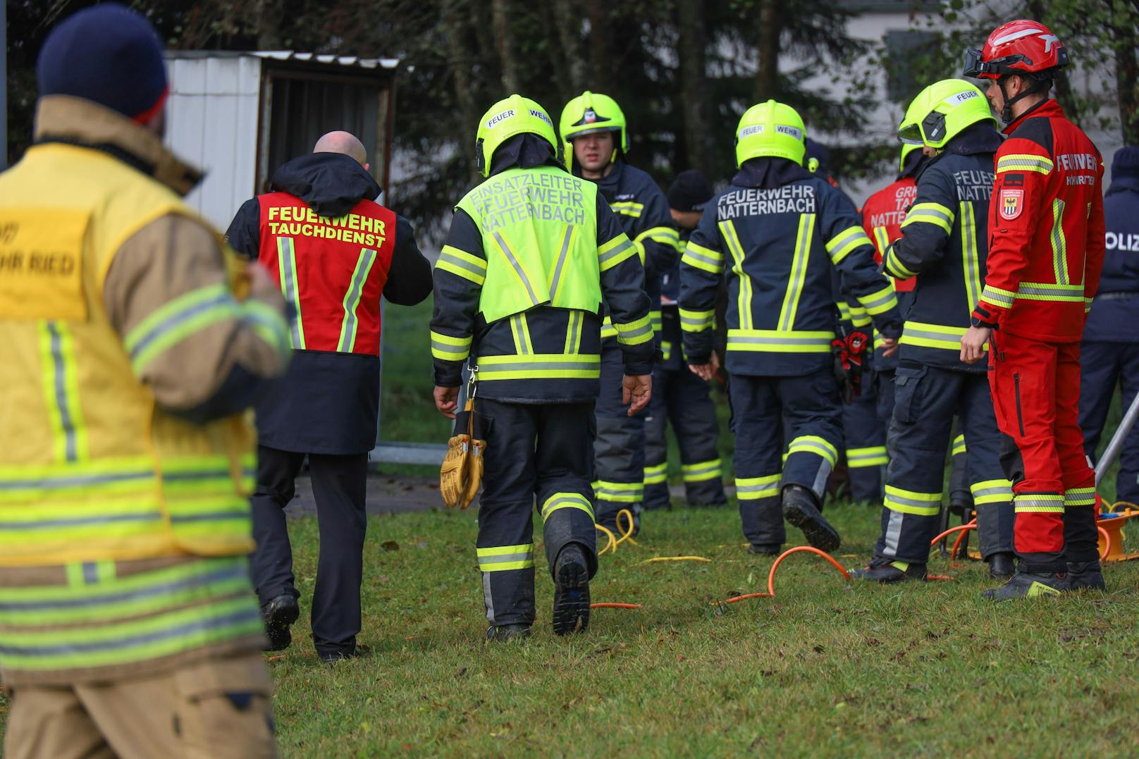 Nachdem ein Mann in Natternbach Stimmen aus dem Gully seiner Dusche gehört hat, startete die Feuerwehr einen Großeinsatz.