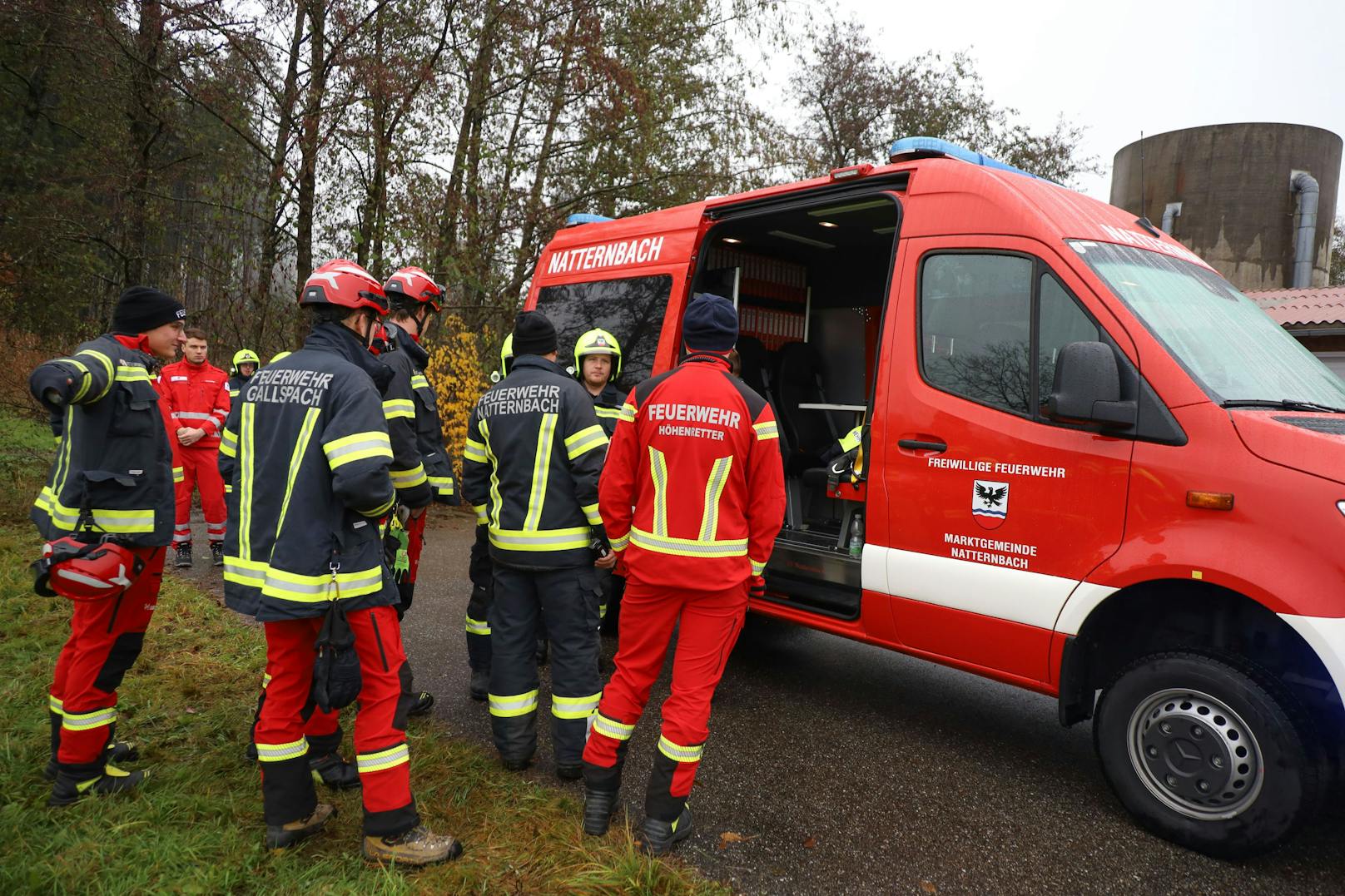 Nachdem ein Mann in Natternbach Stimmen aus dem Gully seiner Dusche gehört hat, startete die Feuerwehr einen Großeinsatz.