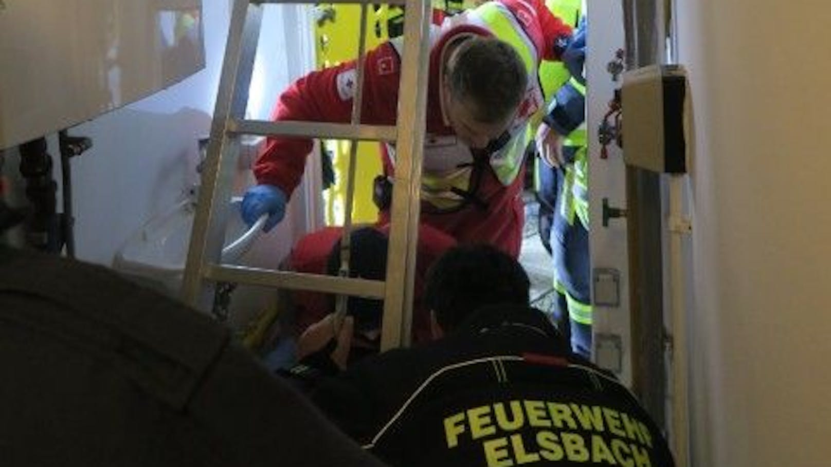 Während eine Feuerwehrfrau zur Verletzten in den Schacht abstieg, bereiteten die anderen Florianis alles für eine schonende Rettung vor.