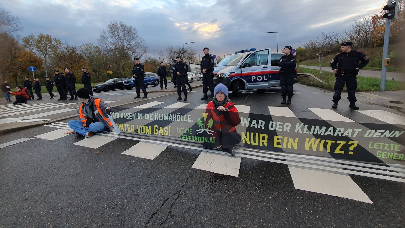 Die Mitglieder der Letzten Generation starteten am Montagmorgen erneut eine Protestaktion. An gleich mehreren Orten in Wien kam es zu Klebeaktionen. 