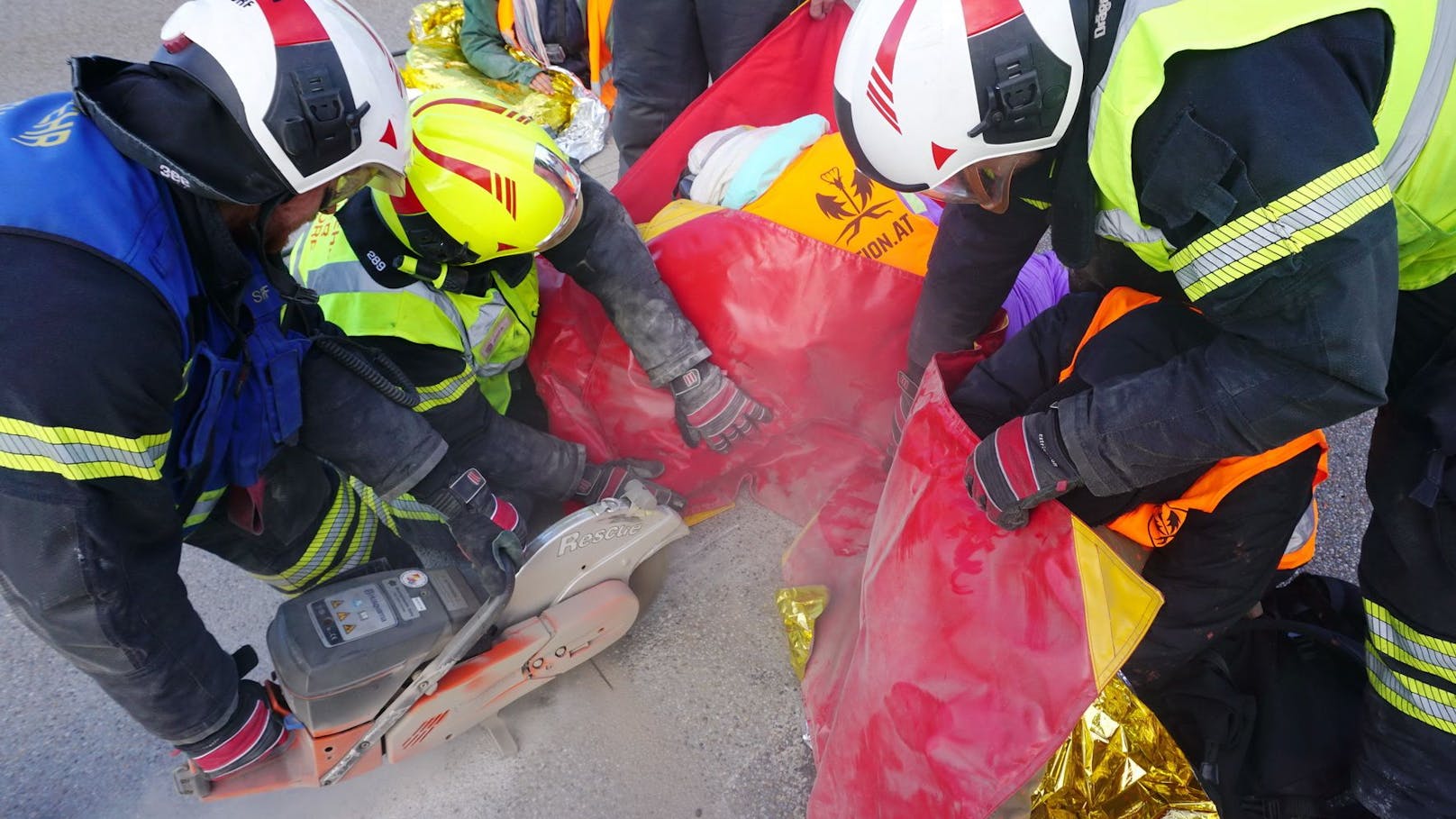 Zur Befreiung der "betonierten" Aktivisten setzte die Freiwillige Feuerwehr Wiener Neudorf sowohl Handwerkzeug als auch schweres Gerät ein.