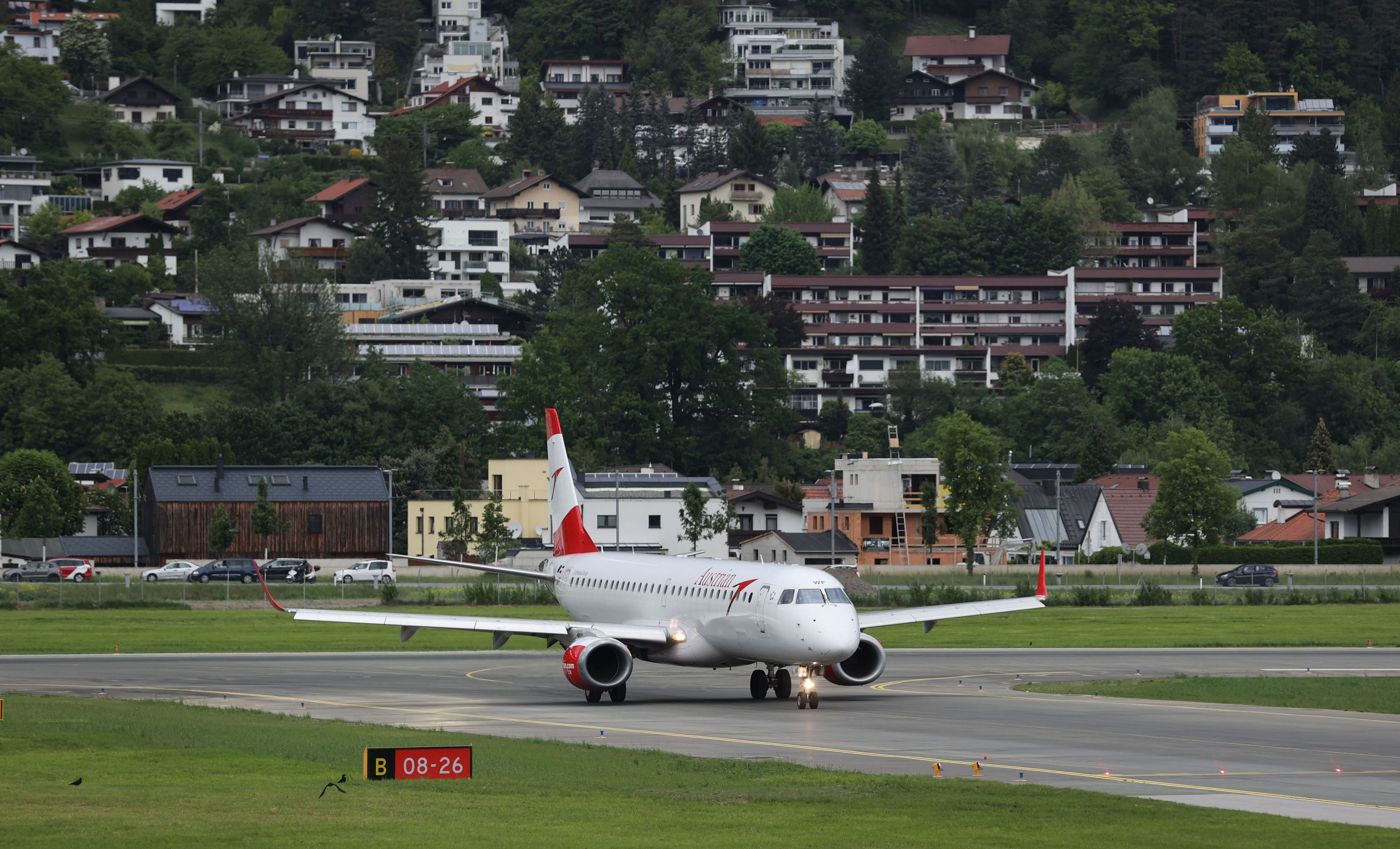 Klima-Aktivisten sollen am Wochenende auf das Gelände des Innsbrucker Flughafens eingedrungen sein. 