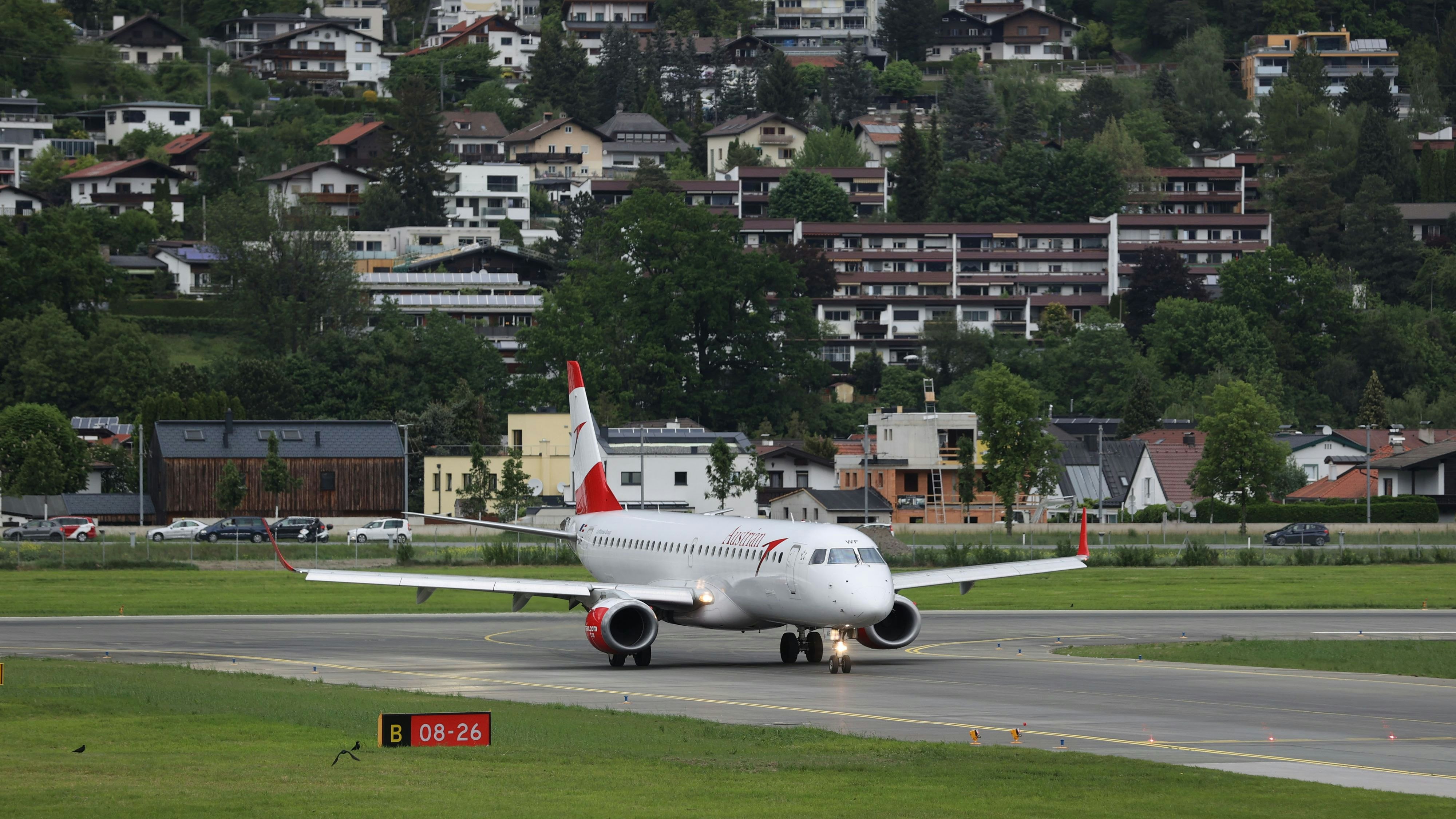 Download von www.picturedesk.com am 20.11.2023 (10:33).  Reise, Fliegen, Flugreise, Flug, Flieger, Flugzeug, Fluglinien, Ticketpreise, Kerosin, Kerosinsteuer, Passagiere, Flugverspätung, Pünktlichkeit, Wetter, Umwelt, Umweltbelastung, CO2, Ticketpreise, Flughafen Innsbruck Kranebitten, Tirol, Austrian Airlines, AUA.Foto: Franz Neumayr Mai 2022 - 20220513_PD15429 - Rechteinfo: Rights Managed (RM)