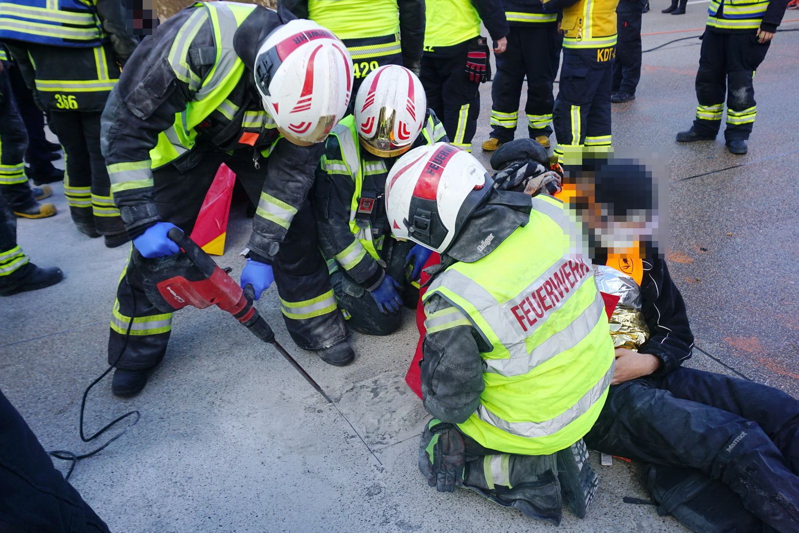 Auf der A2 musste der Asphalt aufgestemmt werden, die Aktivisten hatten sich mit einer Mischung aus Quarzsand und Superkleber auf der Fahrbahn festbetoniert.