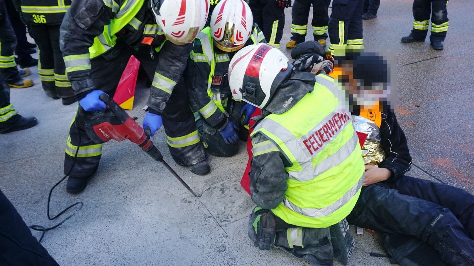 Anschließend konnten die mit dem Untergrund verbundenen Hände freigelegt werden. 