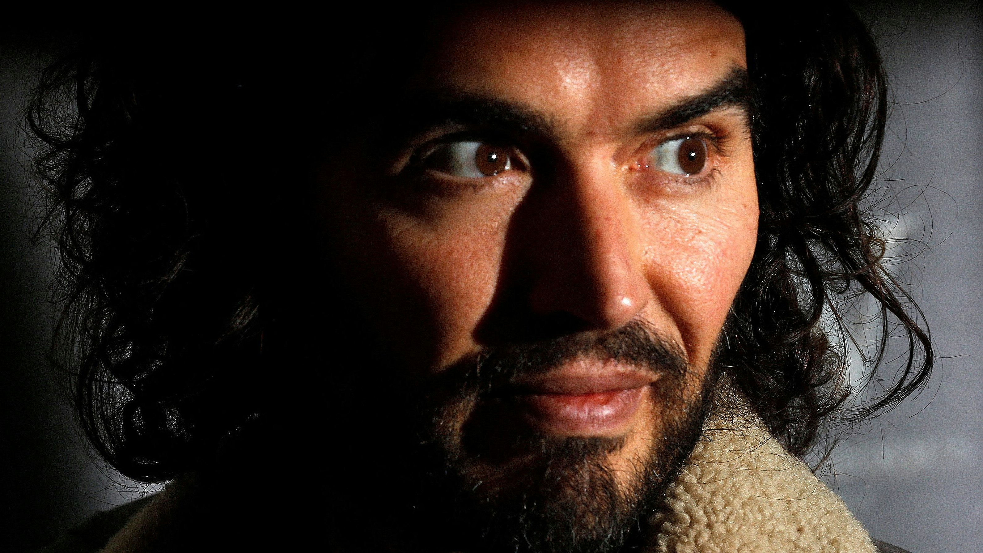 Russel Brand sieht sich mit Anschuldigungen konfrontiert.