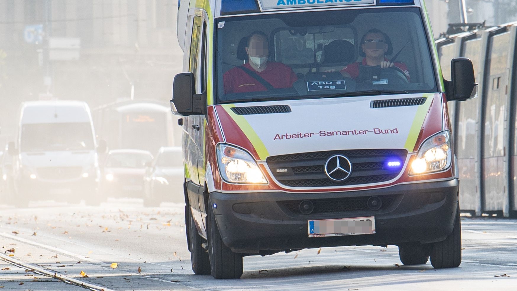 Der verletzte Fußgänger (68) wurde ins Spital gebracht. (Symbolbild)