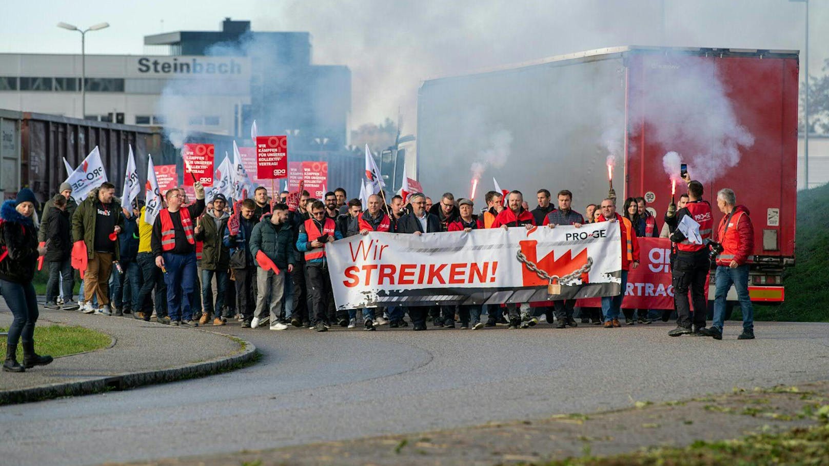 Gewaltiger Streik in Linz: Am Nachmittag legten in der Voestalpine gleich 6.000 Beschäftigte die Arbeit nieder. (Symbolbild)