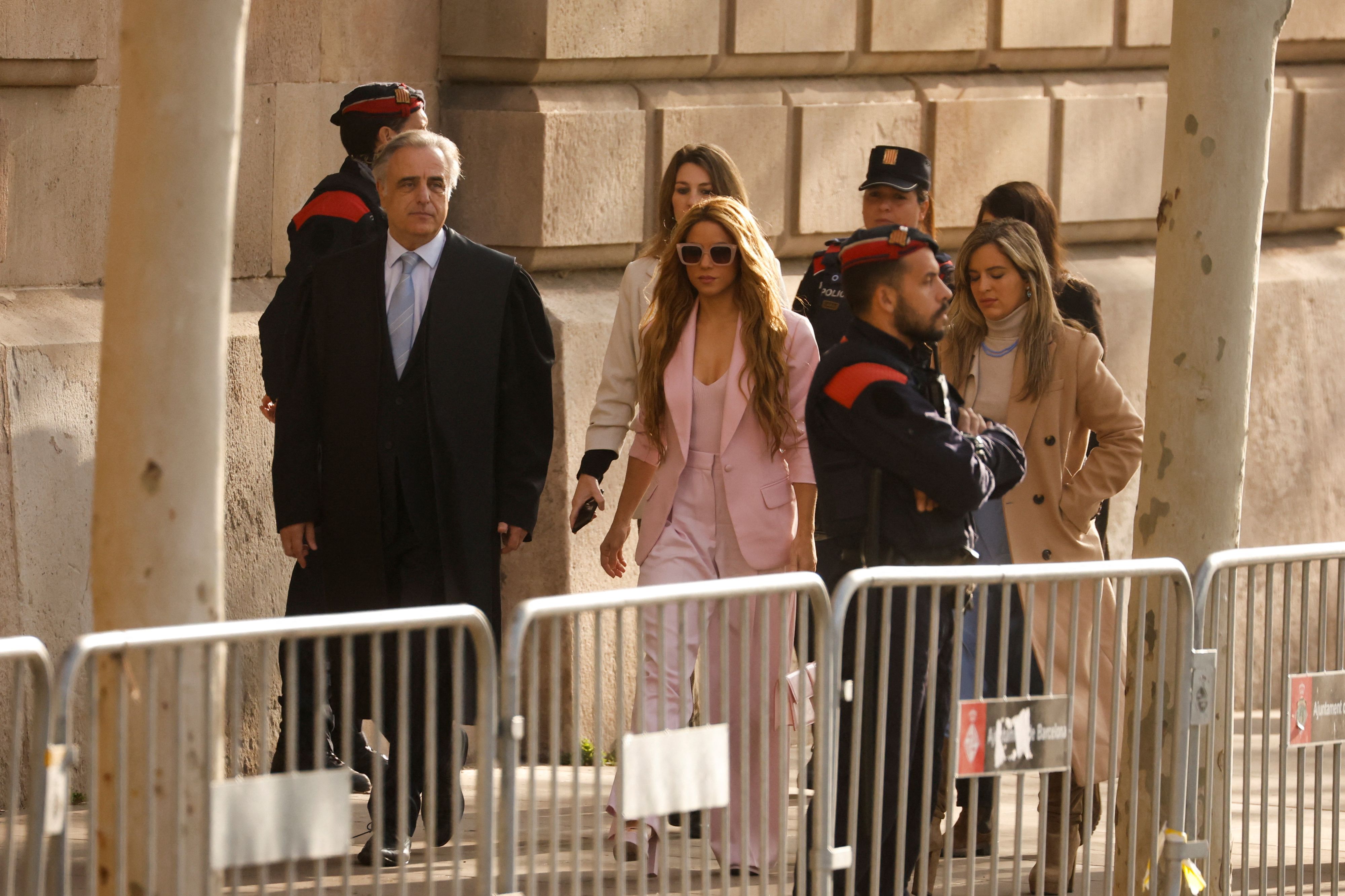 Die Sängerin Shakira und ihr Anwalt Pau Molins auf dem Weg zu ihrem Prozess wegen Steuerbetrugsvorwürfen vor Gericht.