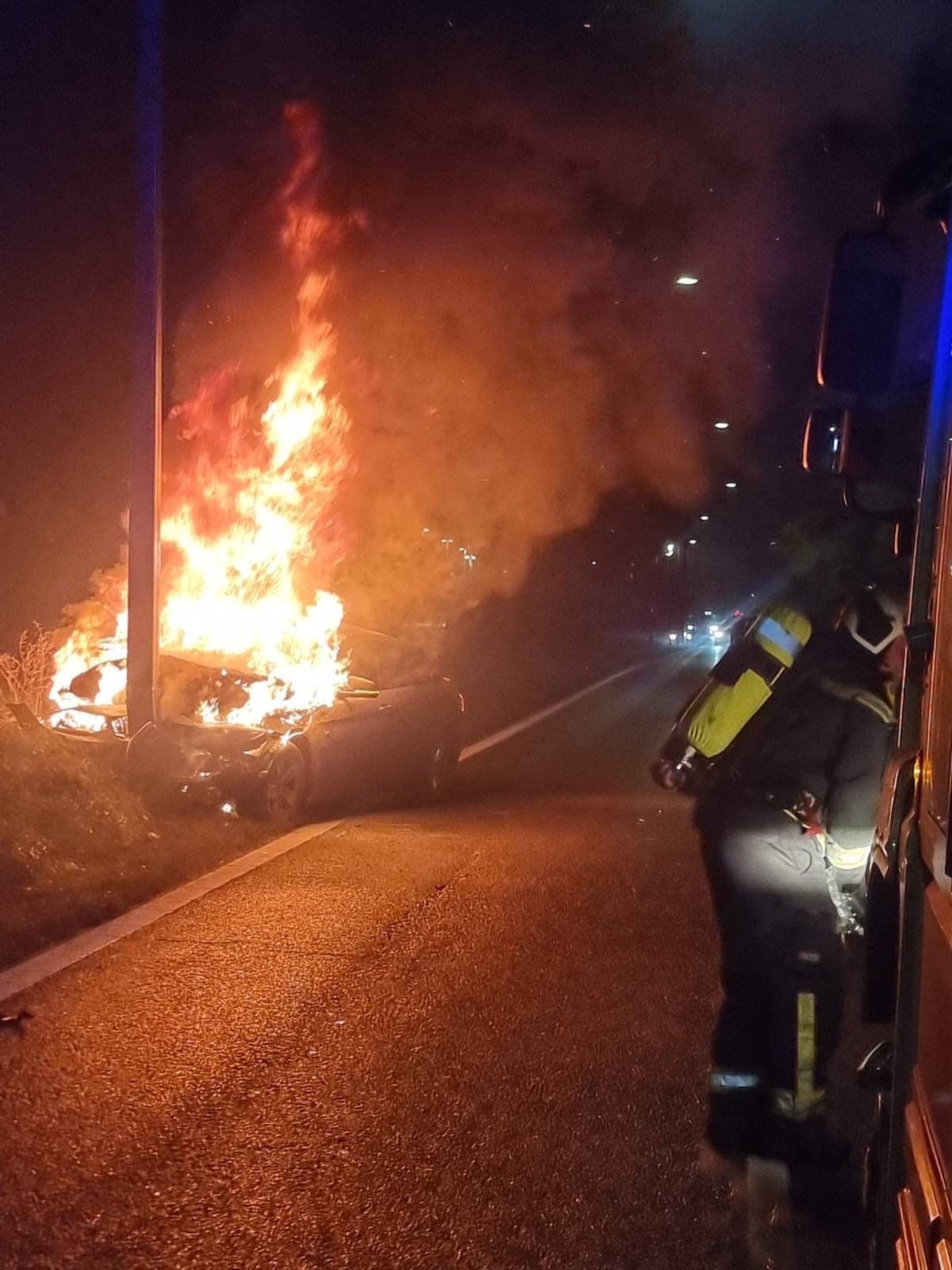 Beim Eintreffen der Feuerwehr stand das Auto schon in Vollbrand.