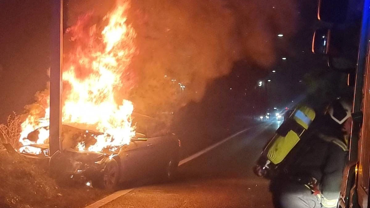 Beim Eintreffen der Feuerwehr stand das Auto schon in Vollbrand.