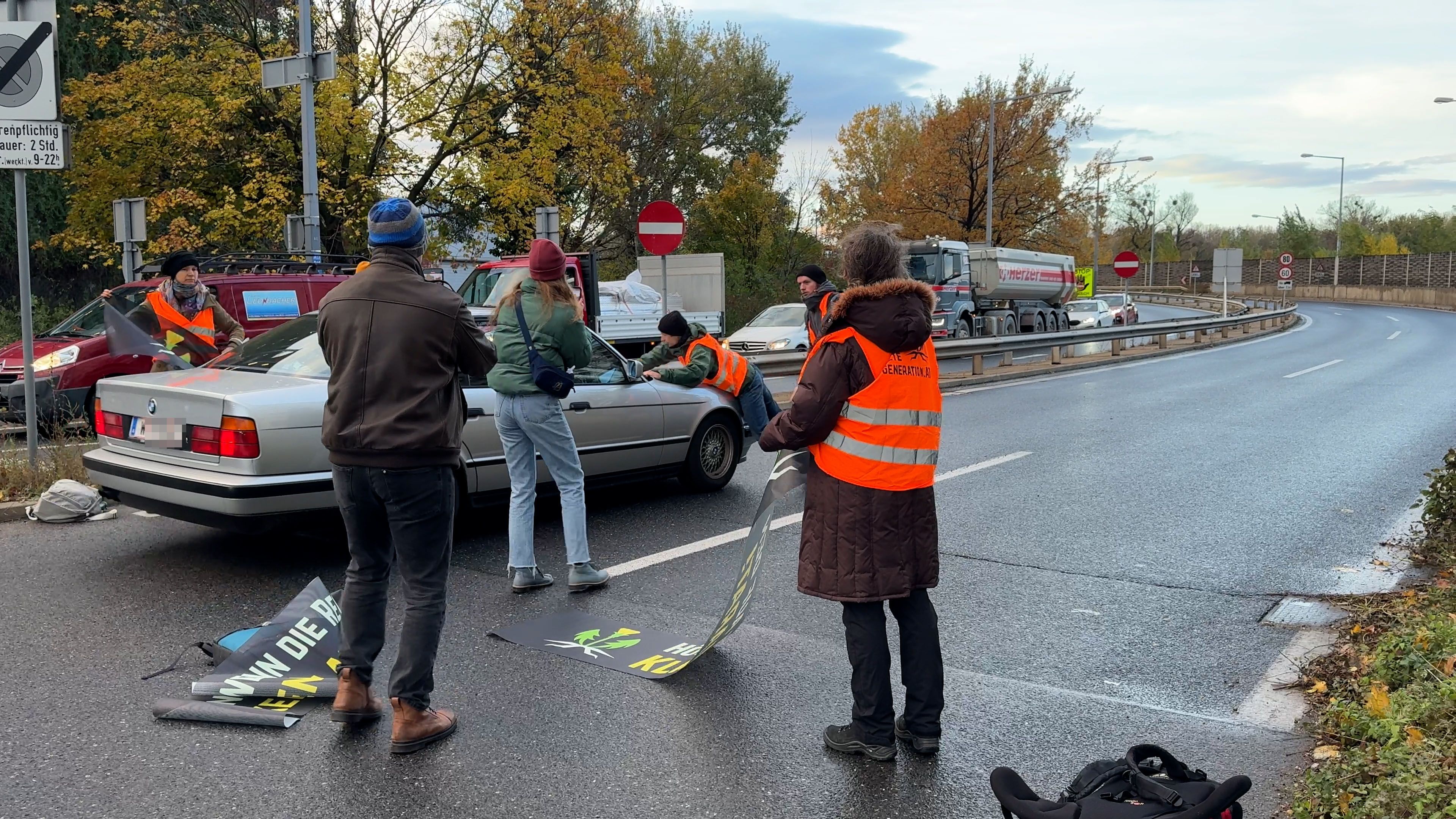 BMW-Fahrer Rastet Aus Und Fährt Klimakleber Mit Auto An | Heute.at