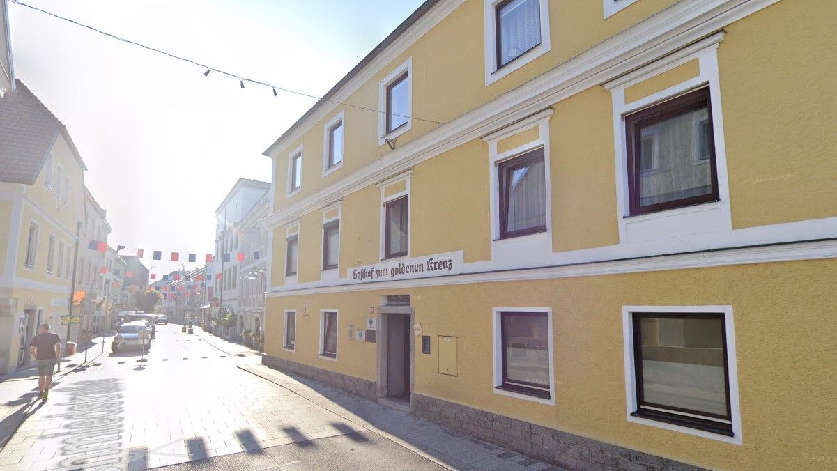 Der Gasthof Zum Goldenen Kreuz in Eferding hat einen neuen Pächter, wird zum griechischen Restaurant.