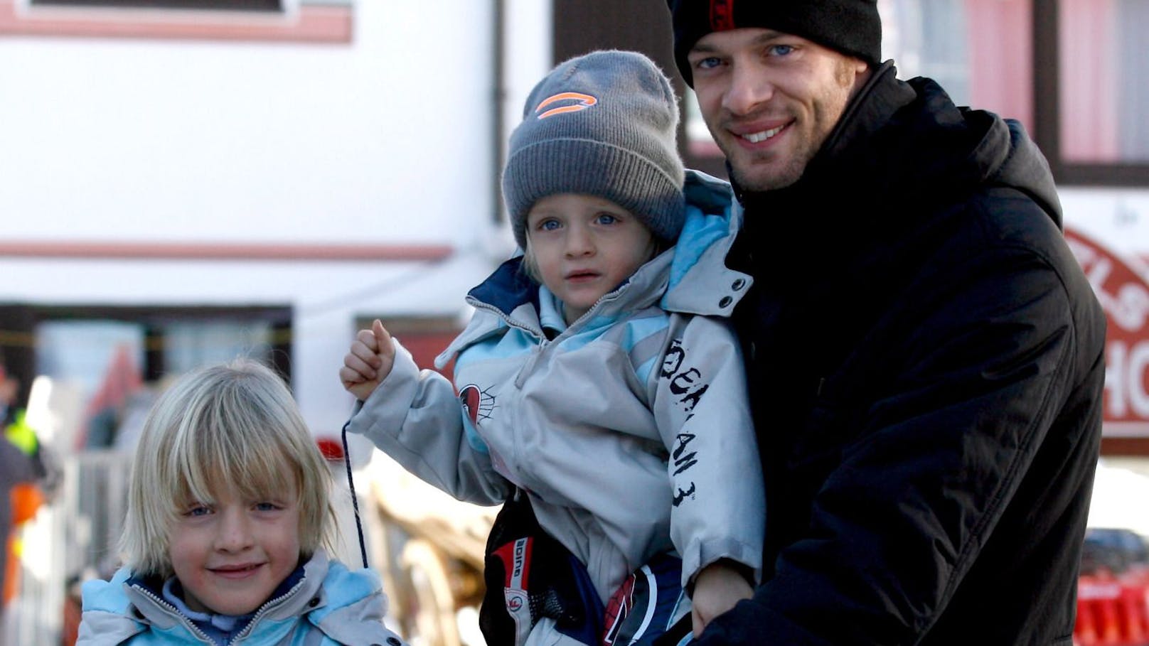 Alex Wurz 2007 mit seinen Söhnen Charlie und Felix.