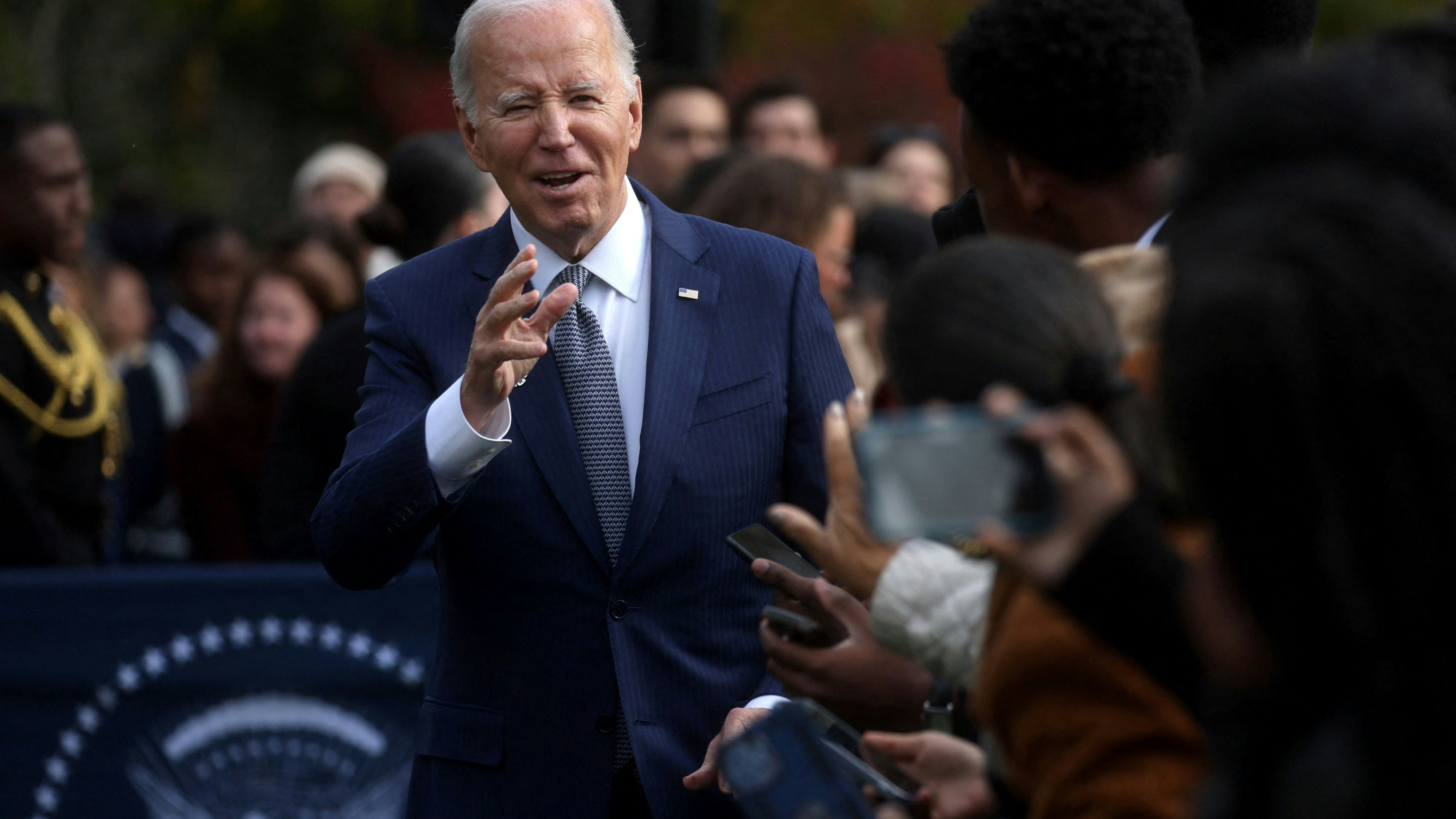 US-Präsident Joe Biden deutete am Montag (20.11.2023) an, dass eine Freilassung der Geiseln der Terrororganisation Hamas bald Realität werden könnte. 