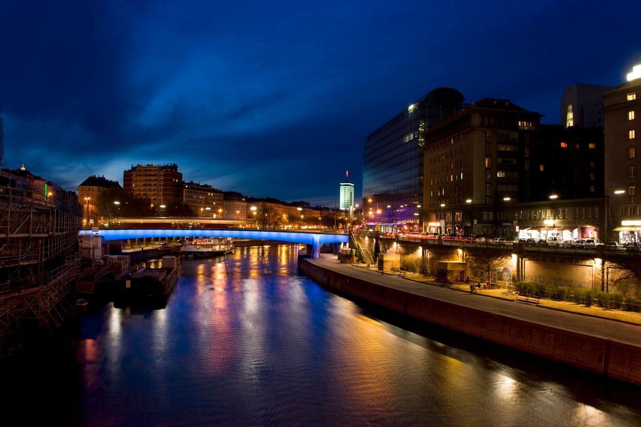 Im Kanal verließ ihn rasch die Kraft. 