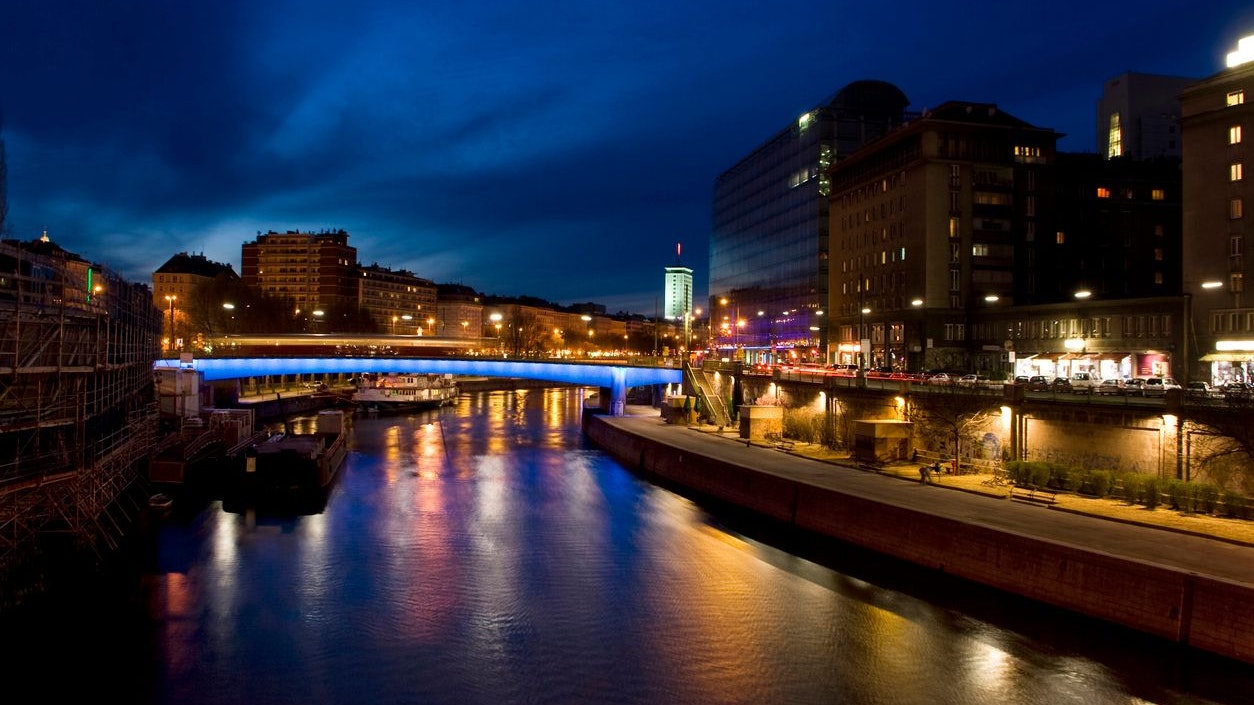 Im Kanal verließ ihn rasch die Kraft. 