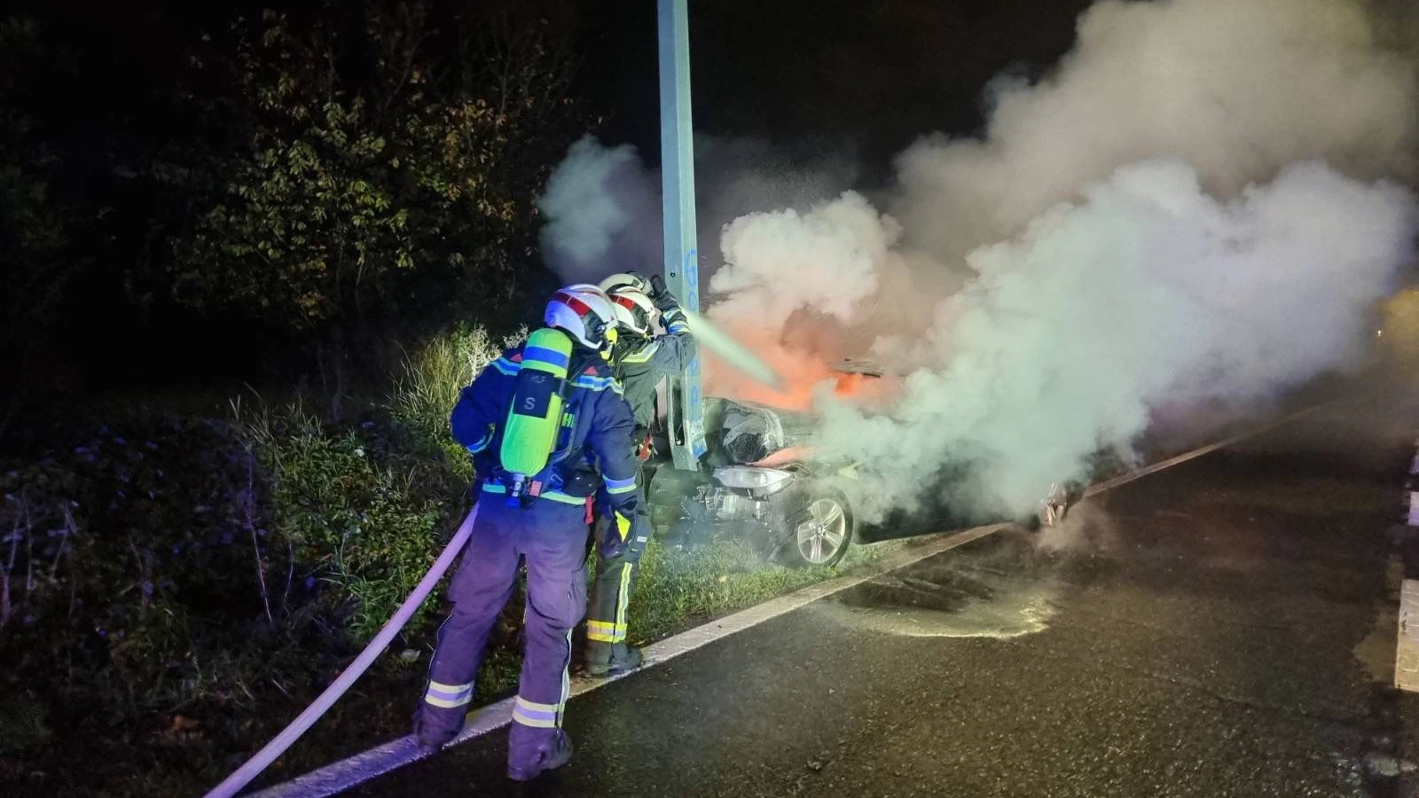 Per Löschleitung wurde der Brand bekämpft. 