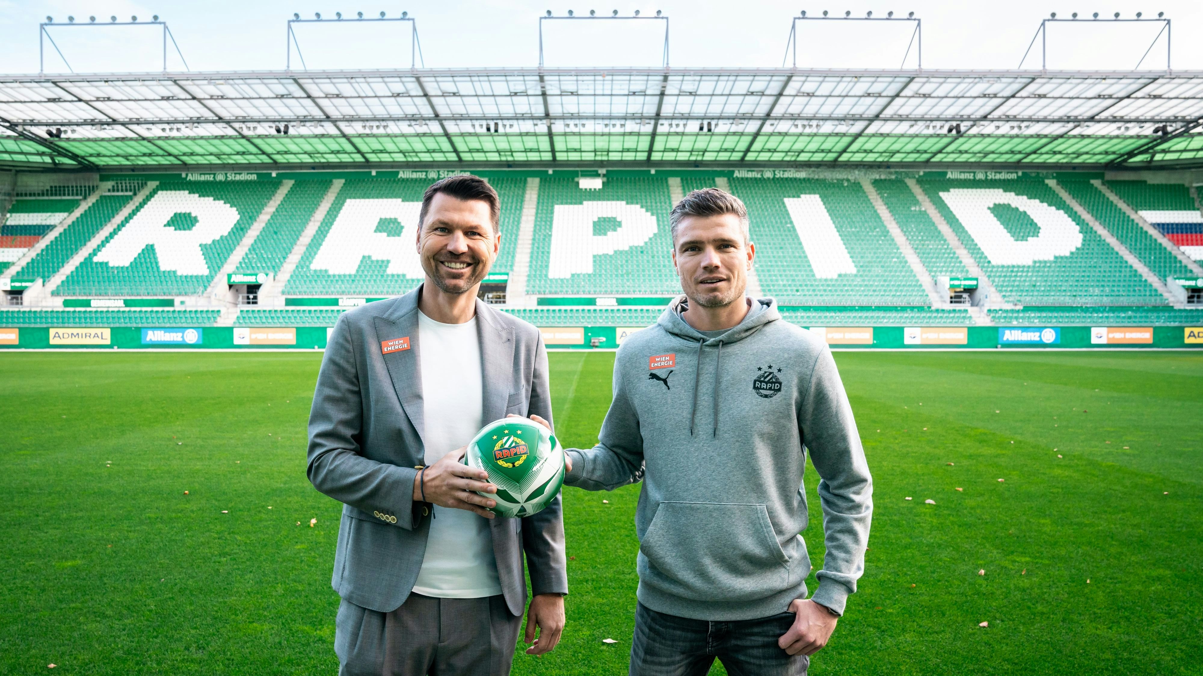Robert Klauß (r.) mit Sportvorstand Markus Katzer.