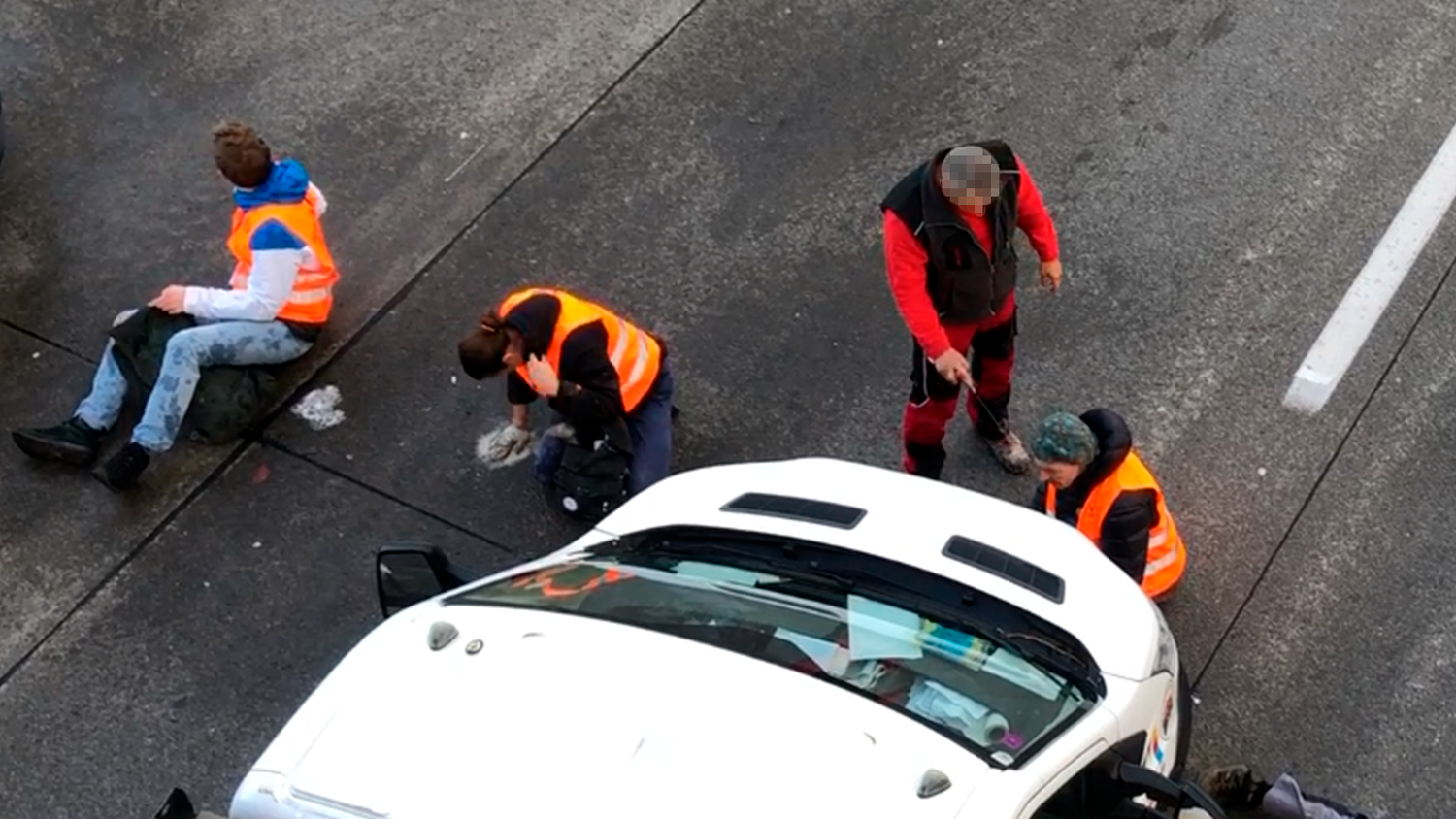 Ein Autofahrer sprühte mehreren Aktivisten ein Multifunktionsspray ins Gesicht. 