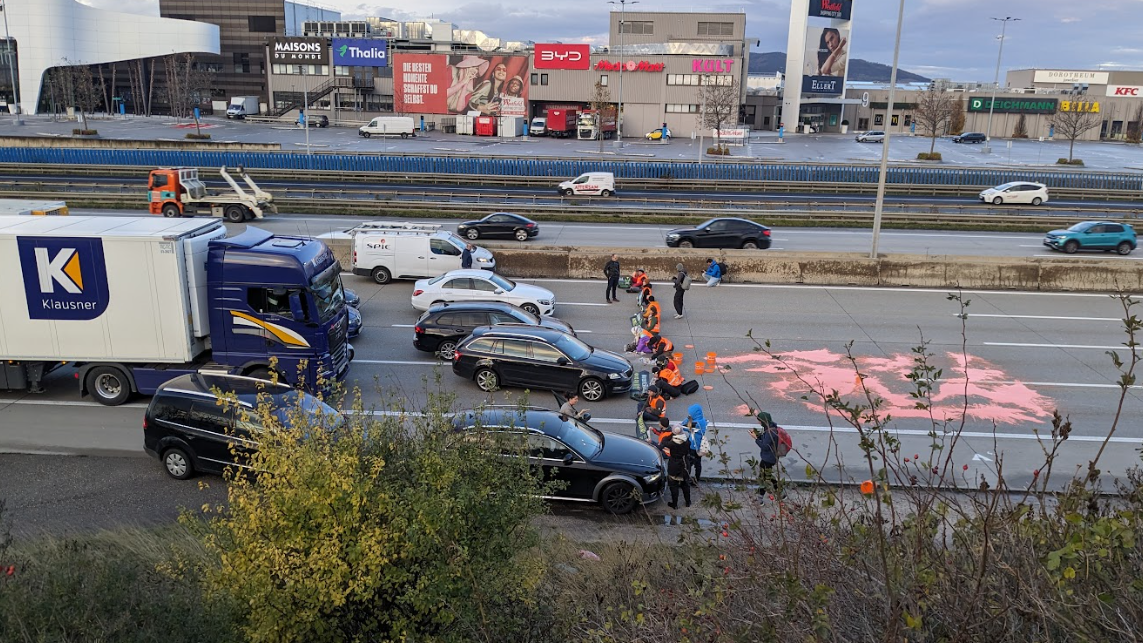 Die Mitglieder der Letzten Generation starteten am Montagmorgen erneut eine Protestaktion. An gleich mehreren Orten in Wien kam es zu Klebeaktionen.