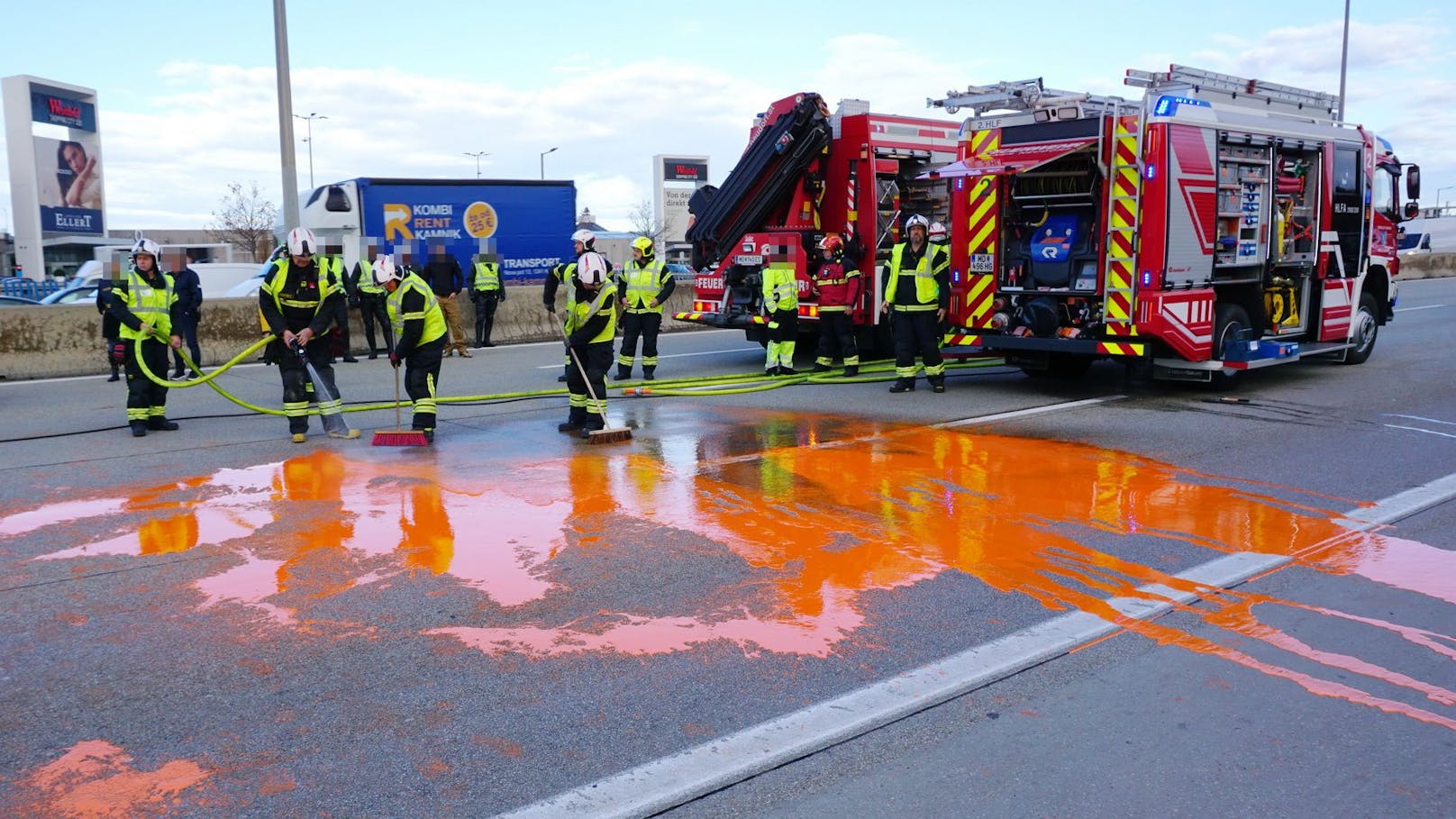 Die Klima-Kleber gossen unter anderem orangefarbene Warnfarbe auf den Asphalt.