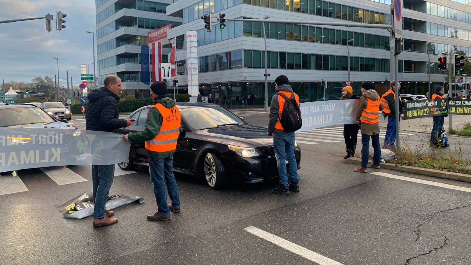 Die Mitglieder der Letzten Generation starteten am Montagmorgen erneut eine Protestaktion. An gleich mehreren Orten in Wien kam es zu Klebeaktionen. 