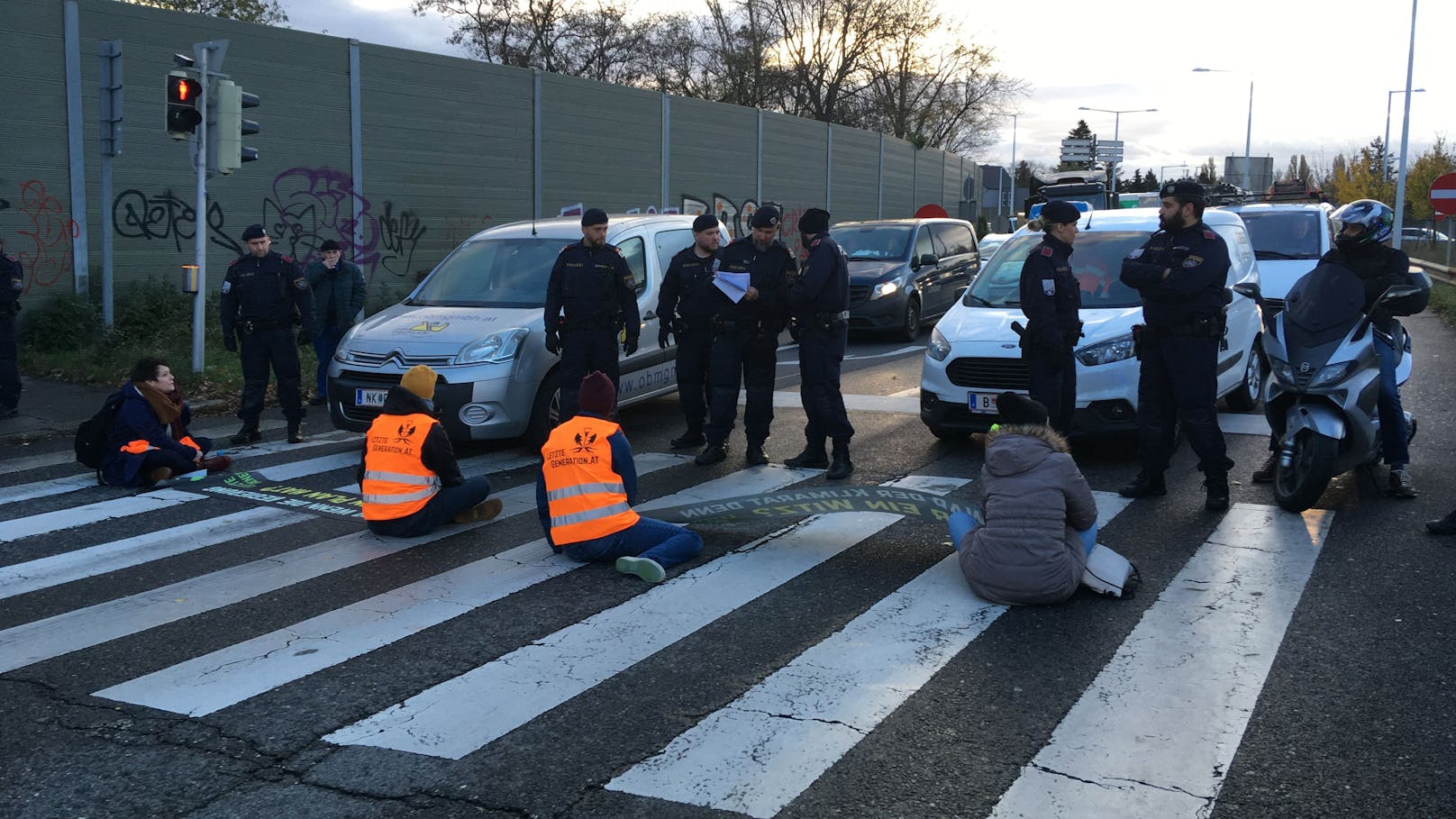 Die Mitglieder der Letzten Generation starteten am Montagmorgen erneut eine Protestaktion. An gleich mehreren Orten in Wien kam es zu Klebeaktionen.