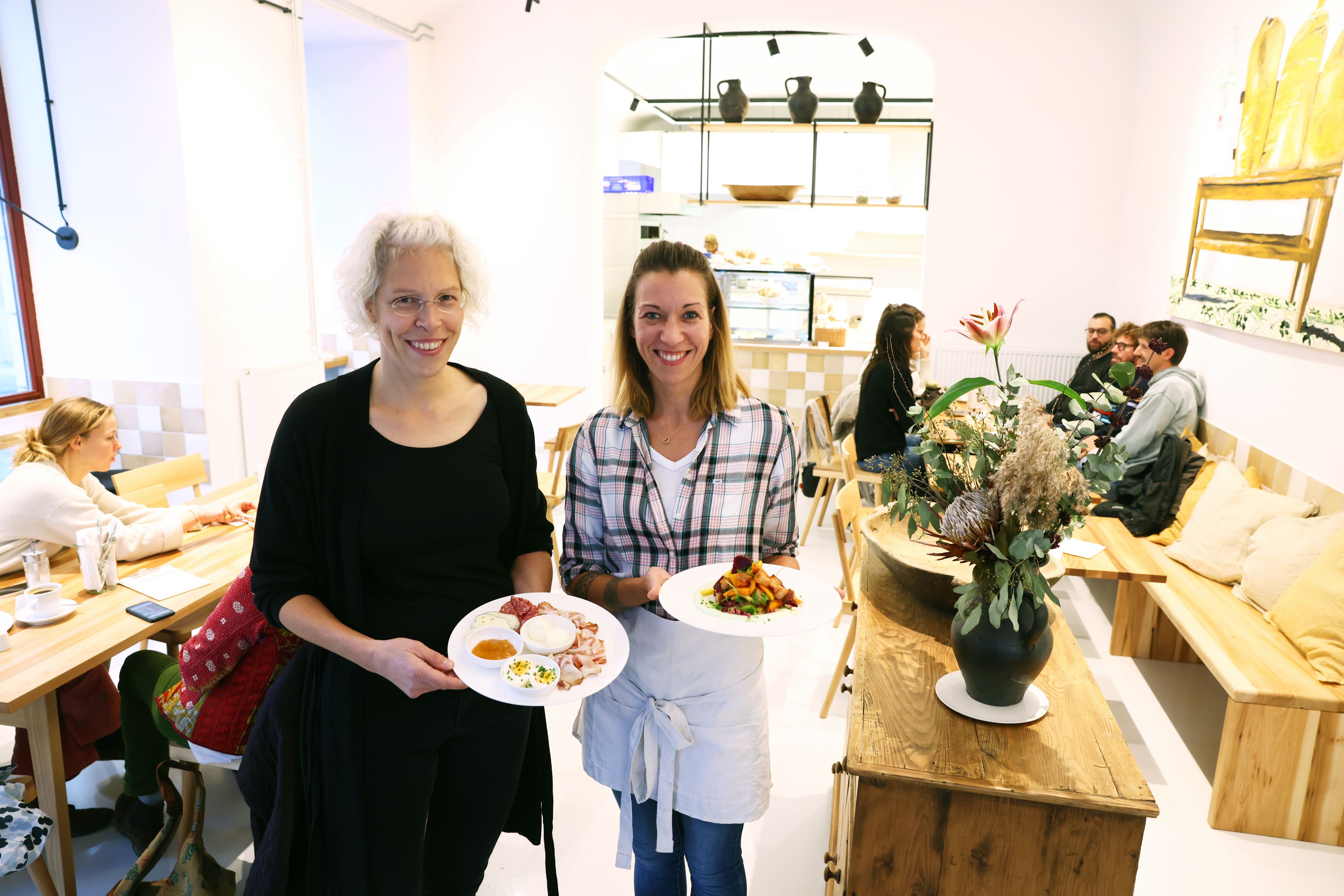 Johanna Mösslinger (49) und Jessie (34) in ihrem Café. Der große Renner ist im 