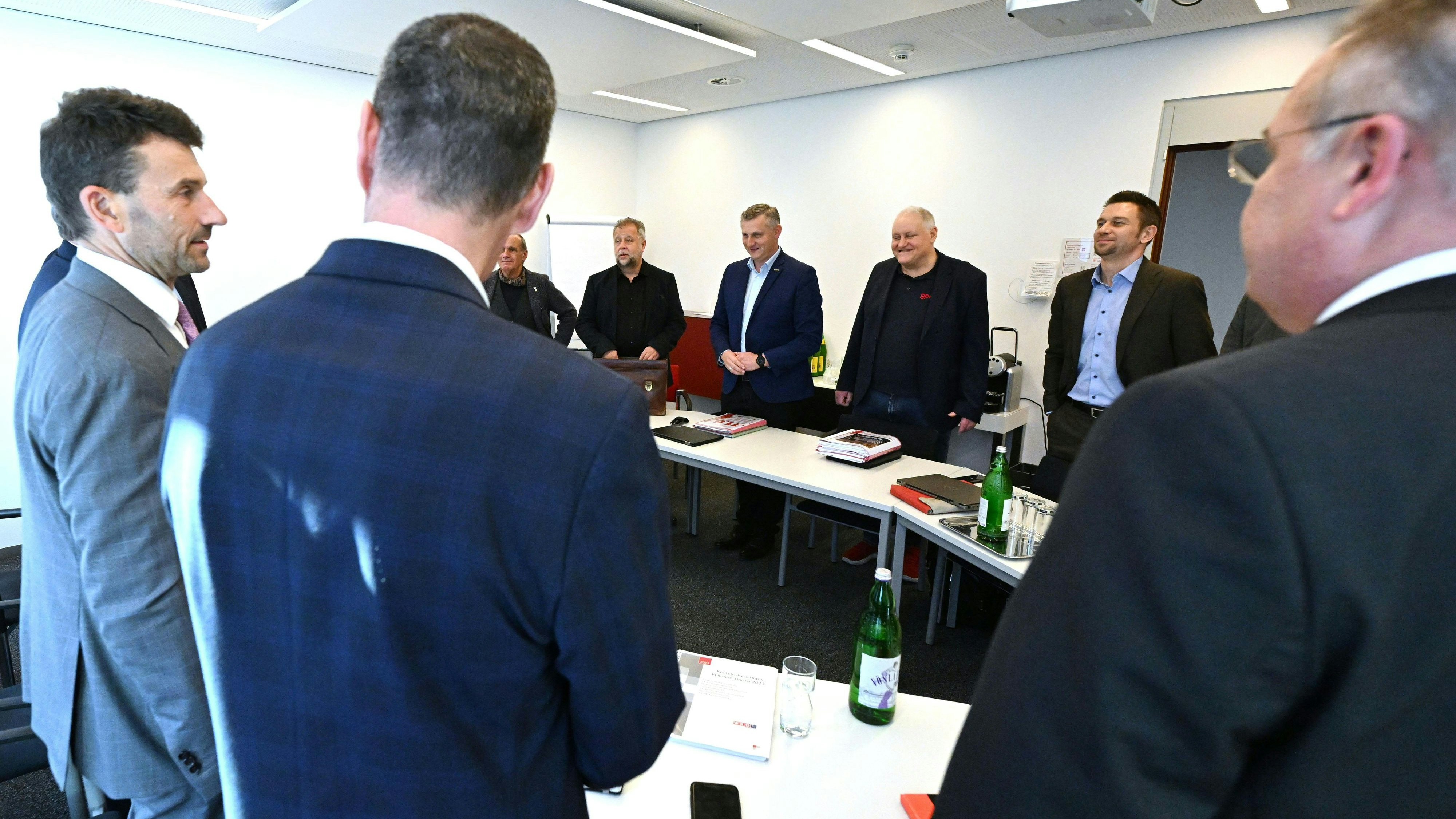 Gespräche eskalieren: Die Chefverhandler auf Gewerkschaftsseite Reinhold Binder (PRO-GE) und Karl Dürtscher (GPA) sowie die Chefverhandler der Gegenseite.