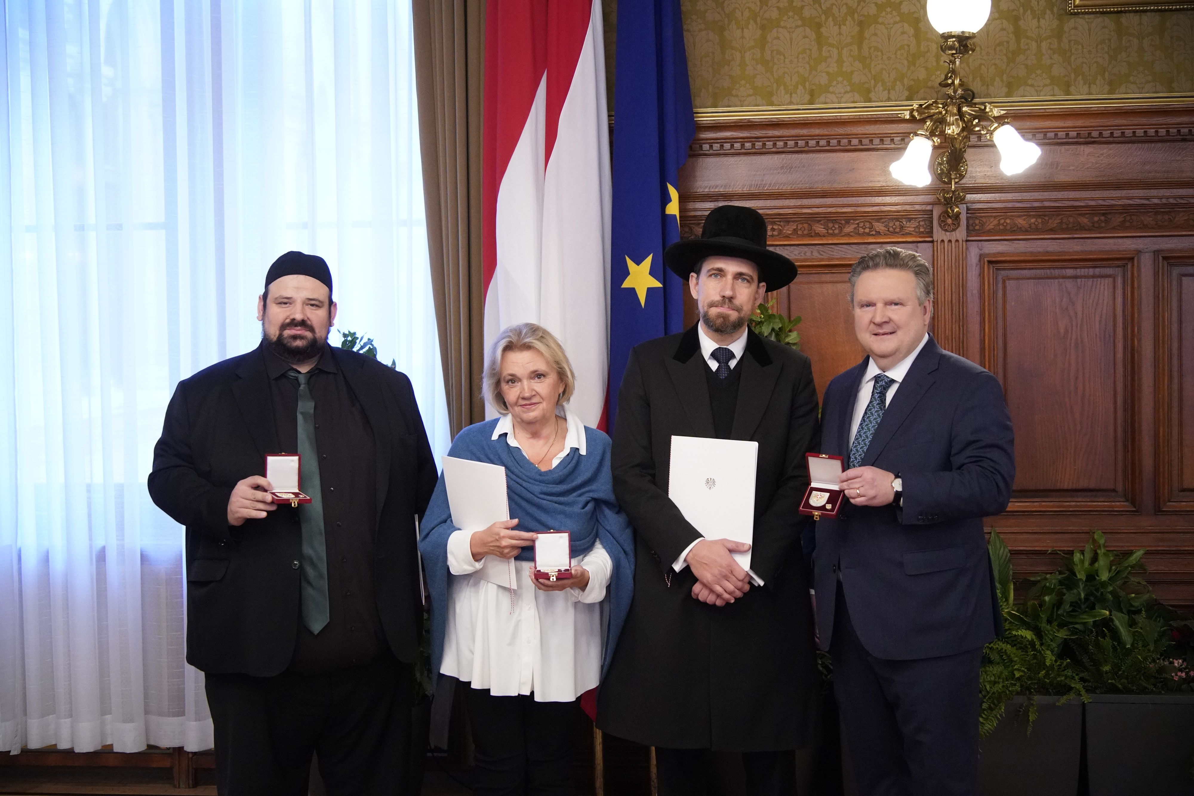 Imam Ramazan Demir, Theologin Regina Polak, Gemeinderabbiner Schlomo Hofmeister mit Bürgermeister Michael Ludwig (SP). 