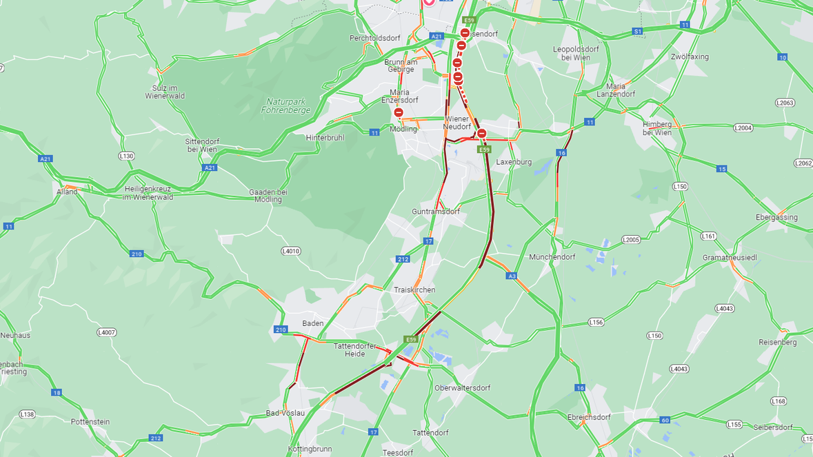 Der Stau reicht bis nach Bad Vöslau zurück.